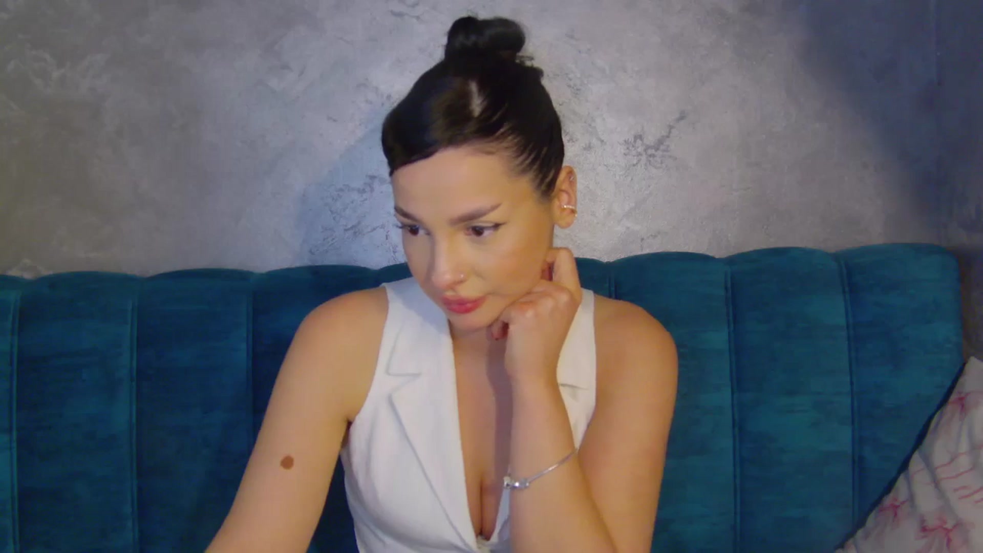 Gallery image thumbnail from MelisRoom's myfreecams stream on, 04/30/2025, 19:04 image 18 of 20