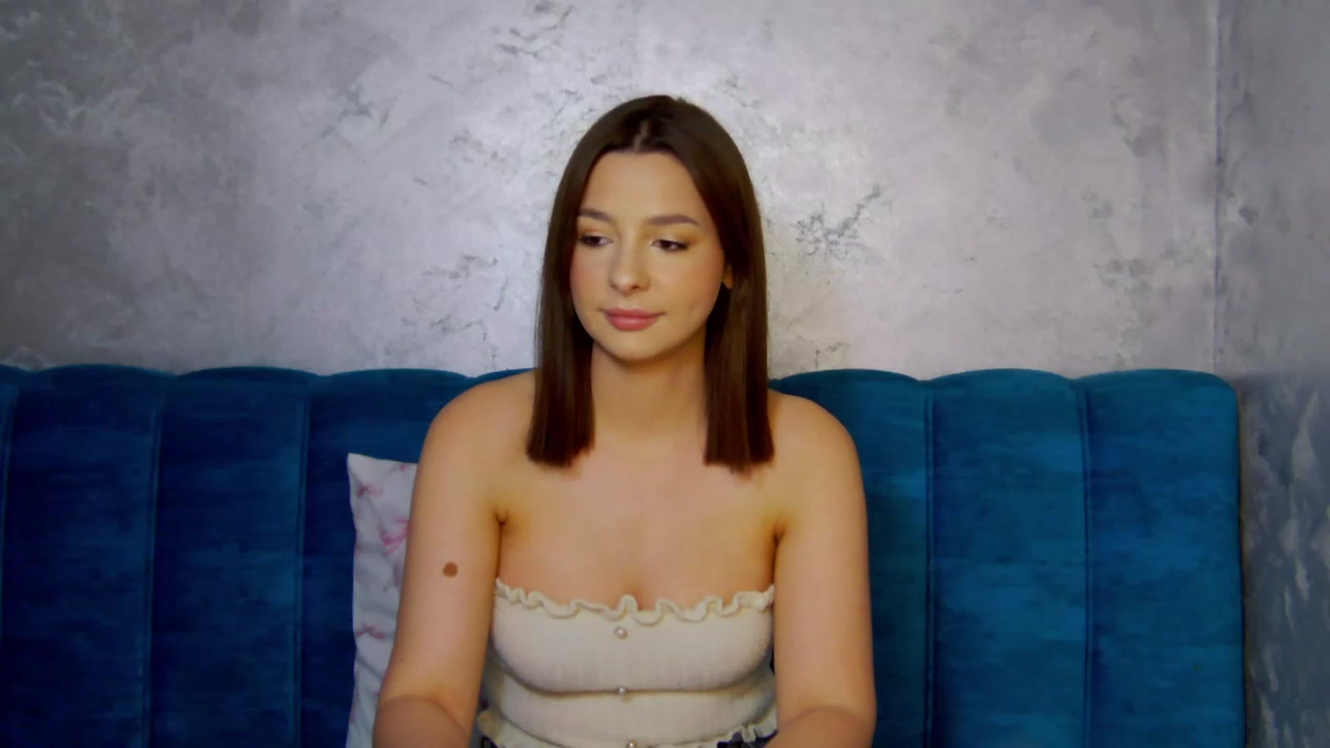 Gallery image thumbnail from MelisRoom's myfreecams stream on, 05/19/2025, 15:43 image 14 of 20