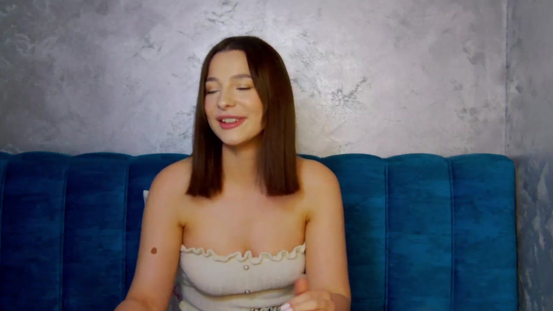 Gallery image thumbnail from MelisRoom's myfreecams stream on, 05/19/2025, 15:43 image 17 of 20