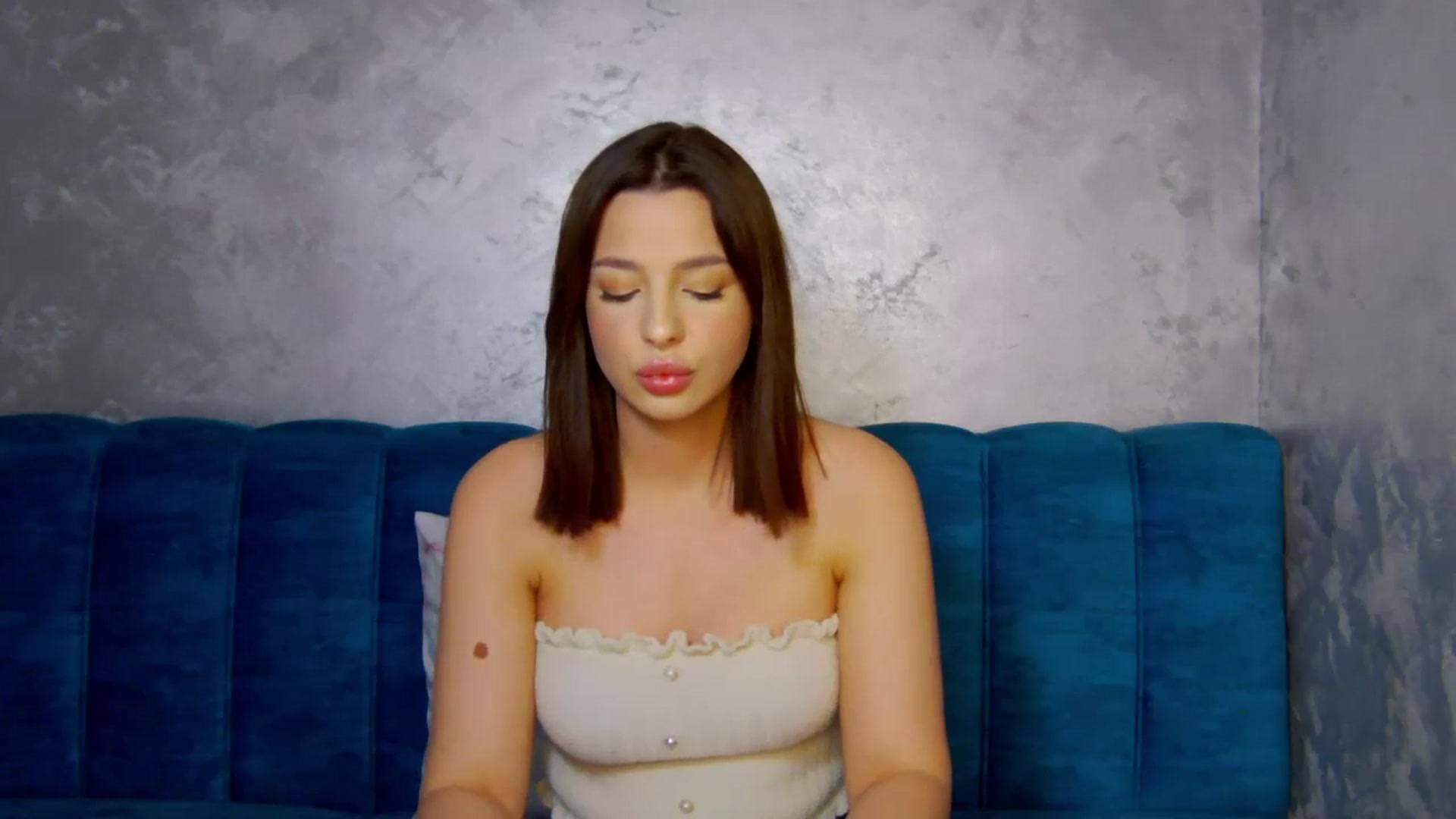 Gallery image thumbnail from MelisRoom's myfreecams stream on, 05/19/2025, 17:04 image 9 of 20