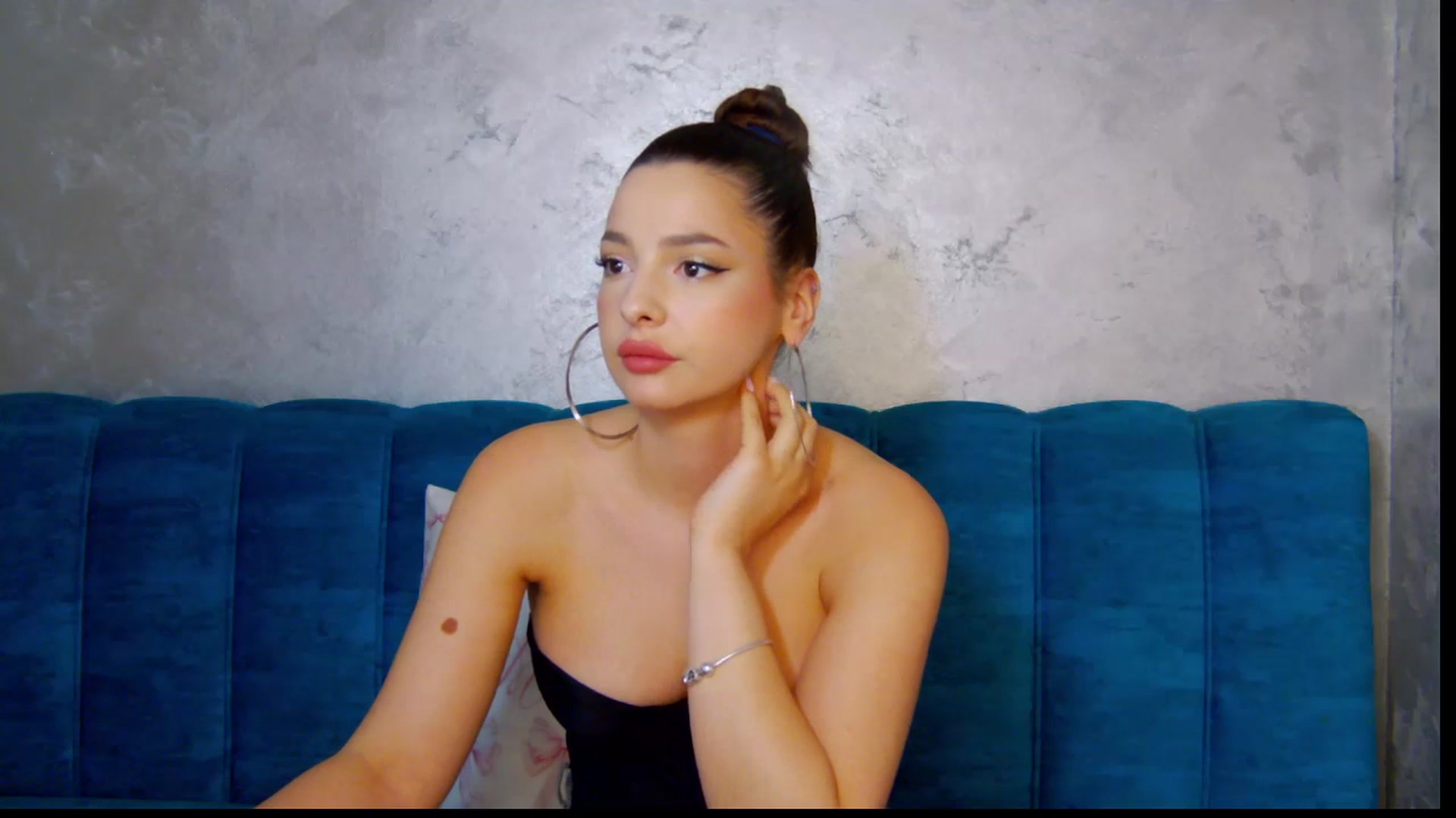 Gallery image thumbnail from MelisRoom's myfreecams stream on, 05/21/2025, 15:31 image 10 of 20