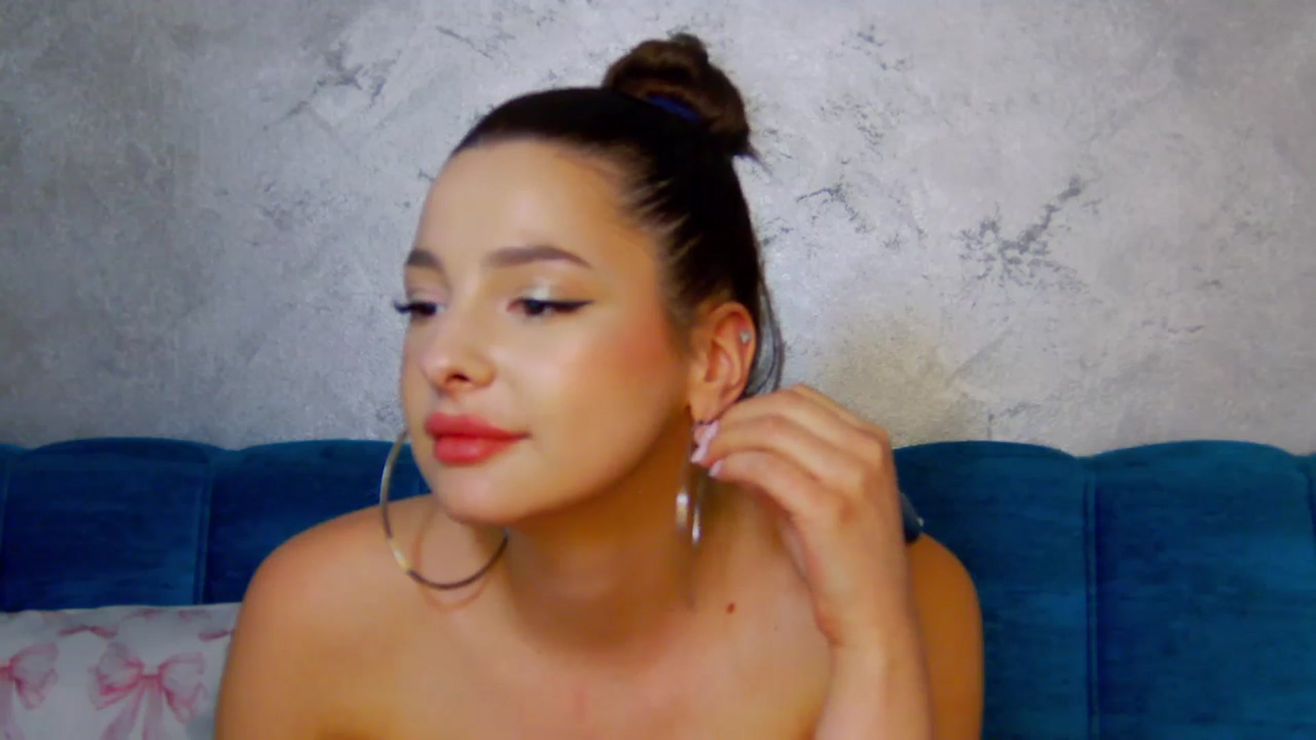 Gallery image thumbnail from MelisRoom's myfreecams stream on, 05/21/2025, 19:09 image 13 of 20