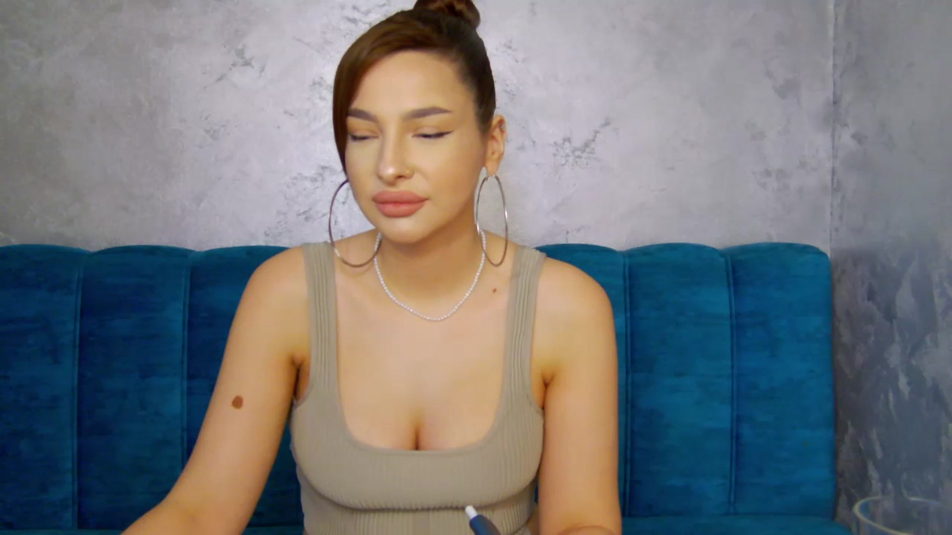 Gallery image thumbnail from MelisRoom's myfreecams stream on, 05/31/2025, 13:55 image 15 of 20