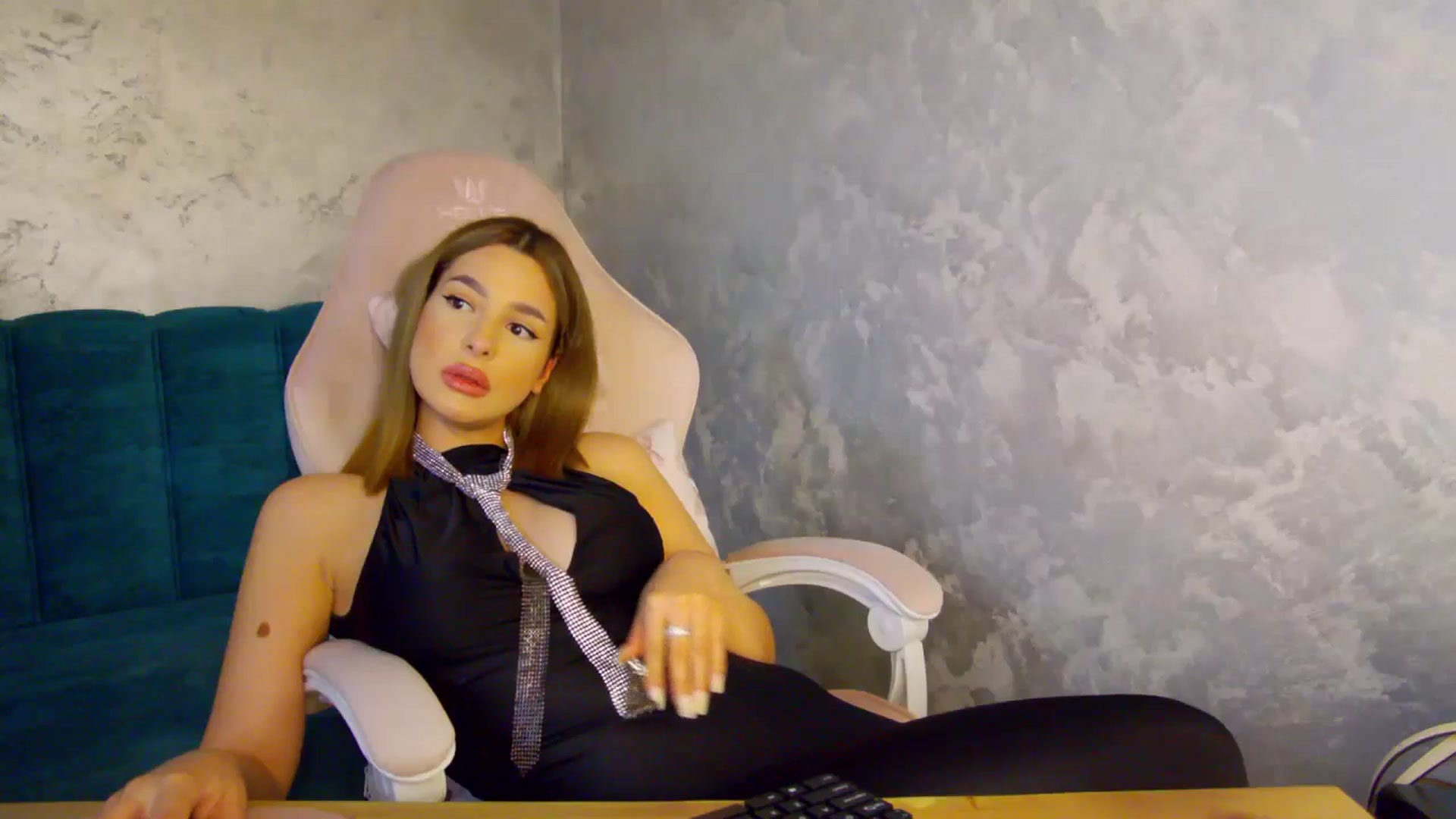 Gallery image thumbnail from MelisRoom's myfreecams stream on, 06/13/2025, 18:49 image 17 of 20