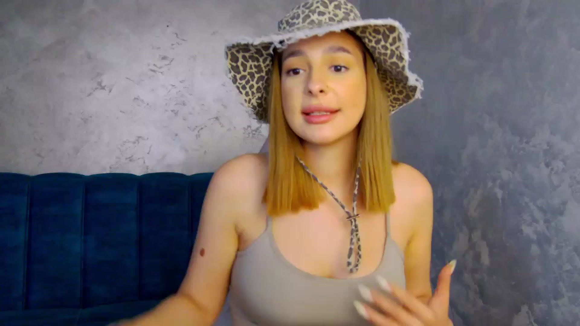 Gallery image thumbnail from MelisRoom's myfreecams stream on, 06/14/2025, 15:43 image 15 of 20