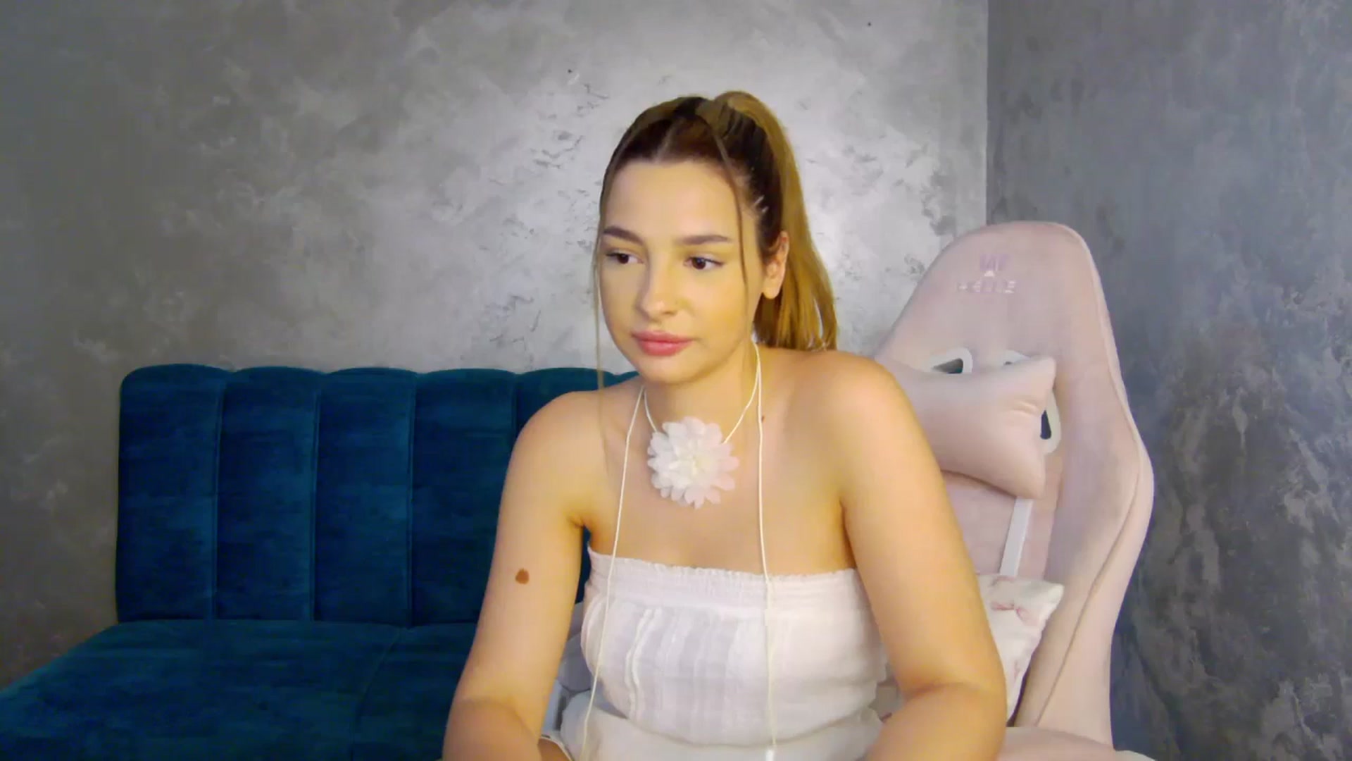 Gallery image thumbnail from MelisRoom's myfreecams stream on, 06/15/2025, 17:47 image 13 of 20