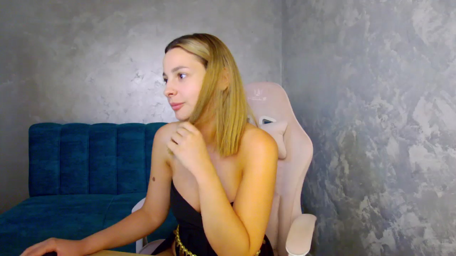 Gallery image thumbnail from MelisRoom's myfreecams stream on, 06/22/2025, 19:22 image 11 of 20