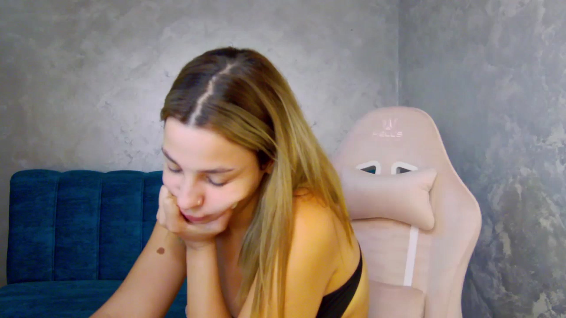 Gallery image thumbnail from MelisRoom's myfreecams stream on, 06/22/2025, 19:48 image 10 of 20