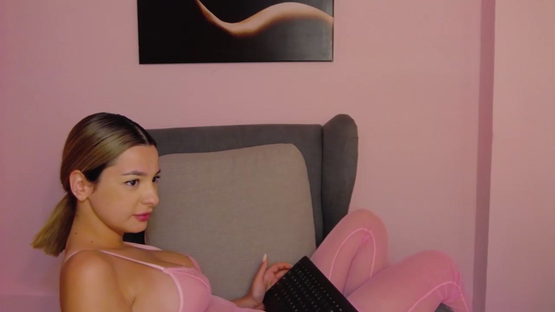 Gallery image thumbnail from MelisRoom's myfreecams stream on, 06/23/2025, 18:01 image 15 of 20
