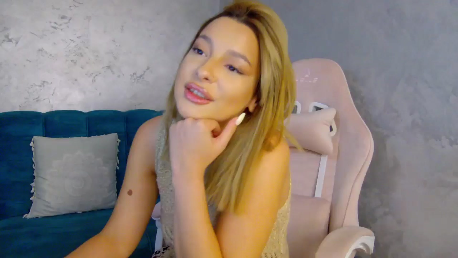 Gallery image thumbnail from MelisRoom's myfreecams stream on, 06/24/2025, 15:09 image 3 of 20