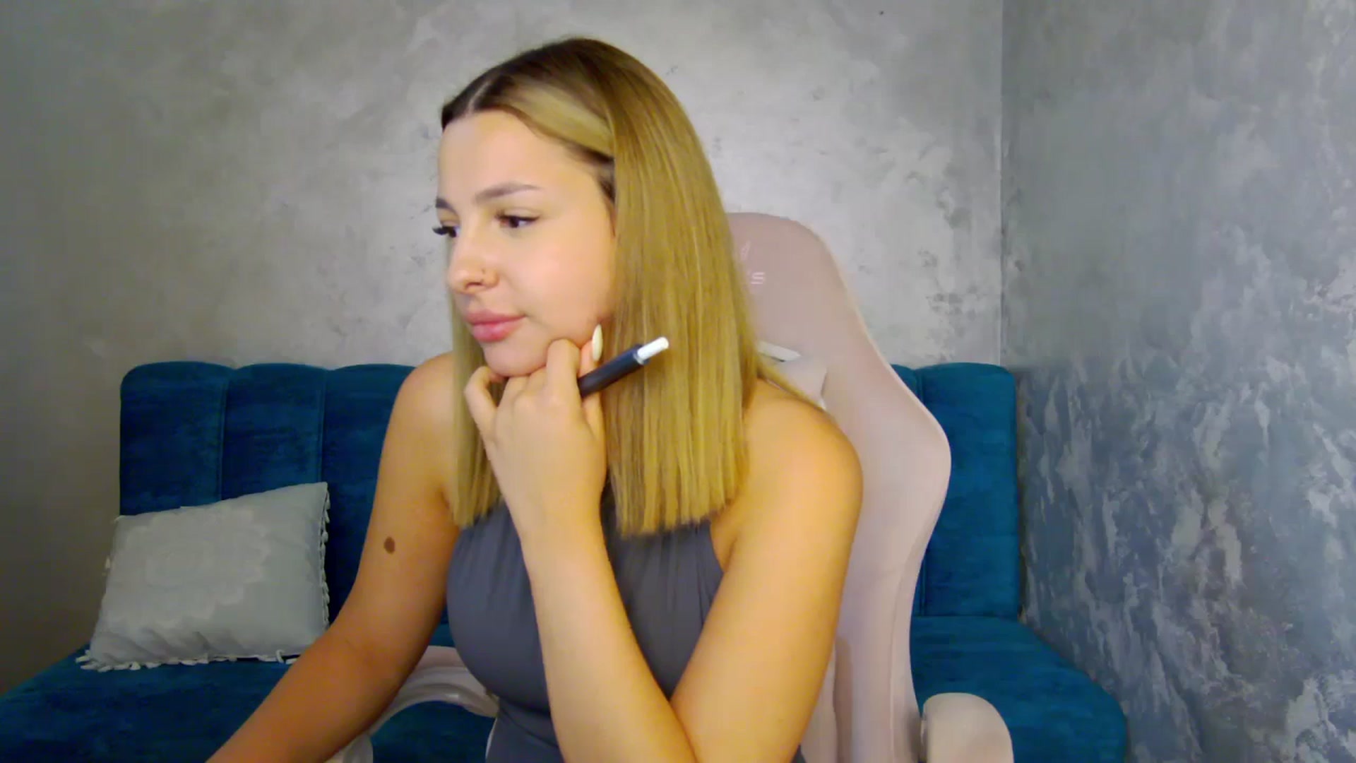 Gallery image thumbnail from MelisRoom's myfreecams stream on, 06/28/2025, 17:51 image 11 of 20