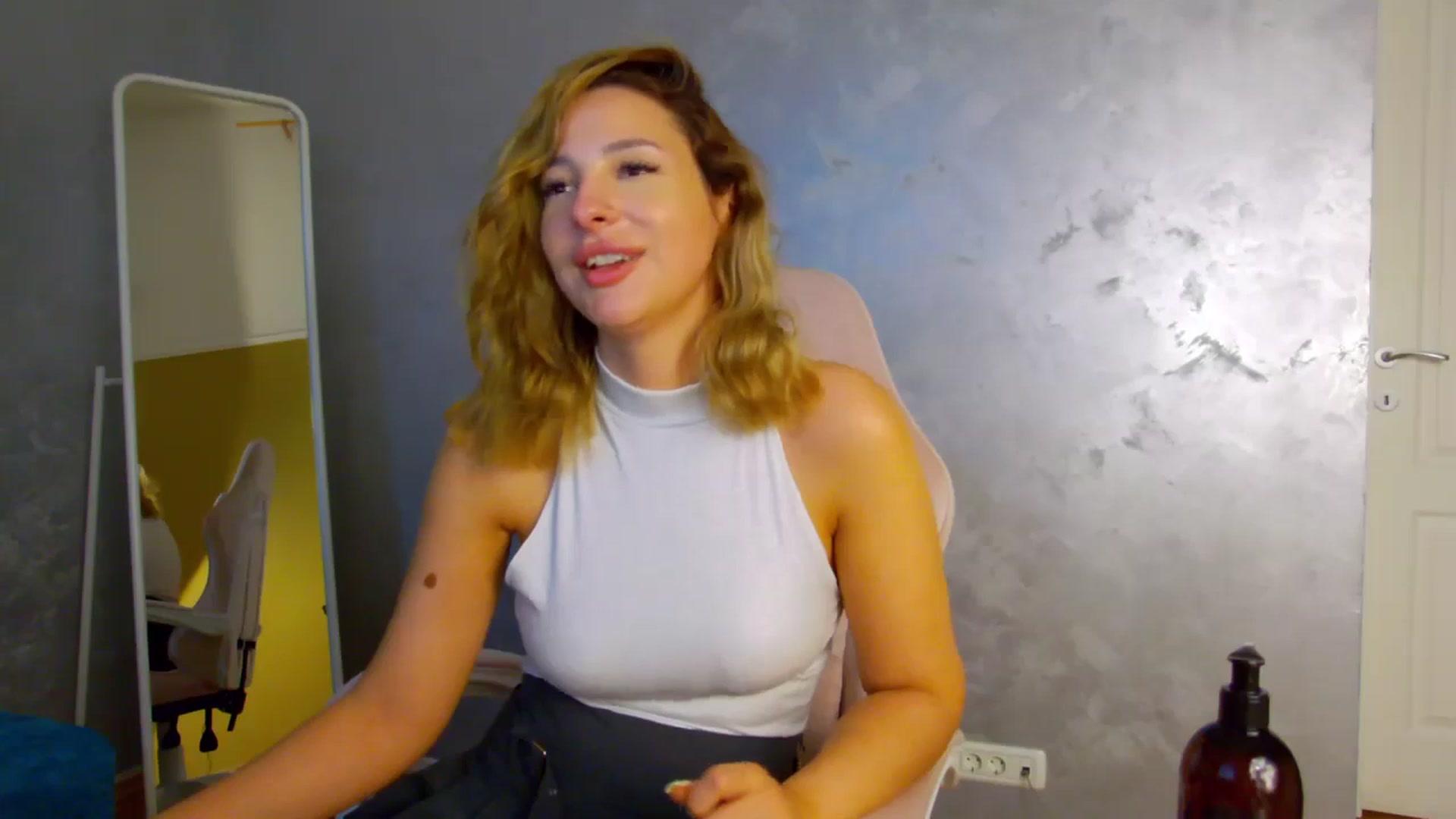 Gallery image thumbnail from MelisRoom's myfreecams stream on, 07/01/2025, 18:55 image 19 of 20