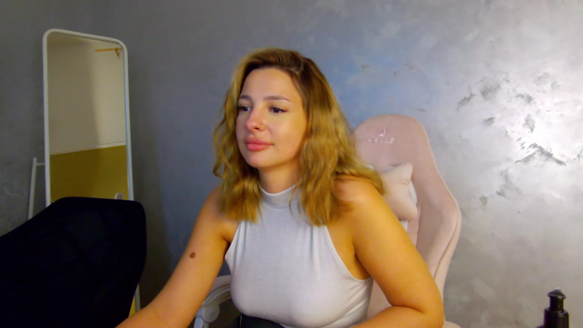 Gallery image thumbnail from MelisRoom's myfreecams stream on, 07/01/2025, 19:10 image 18 of 20