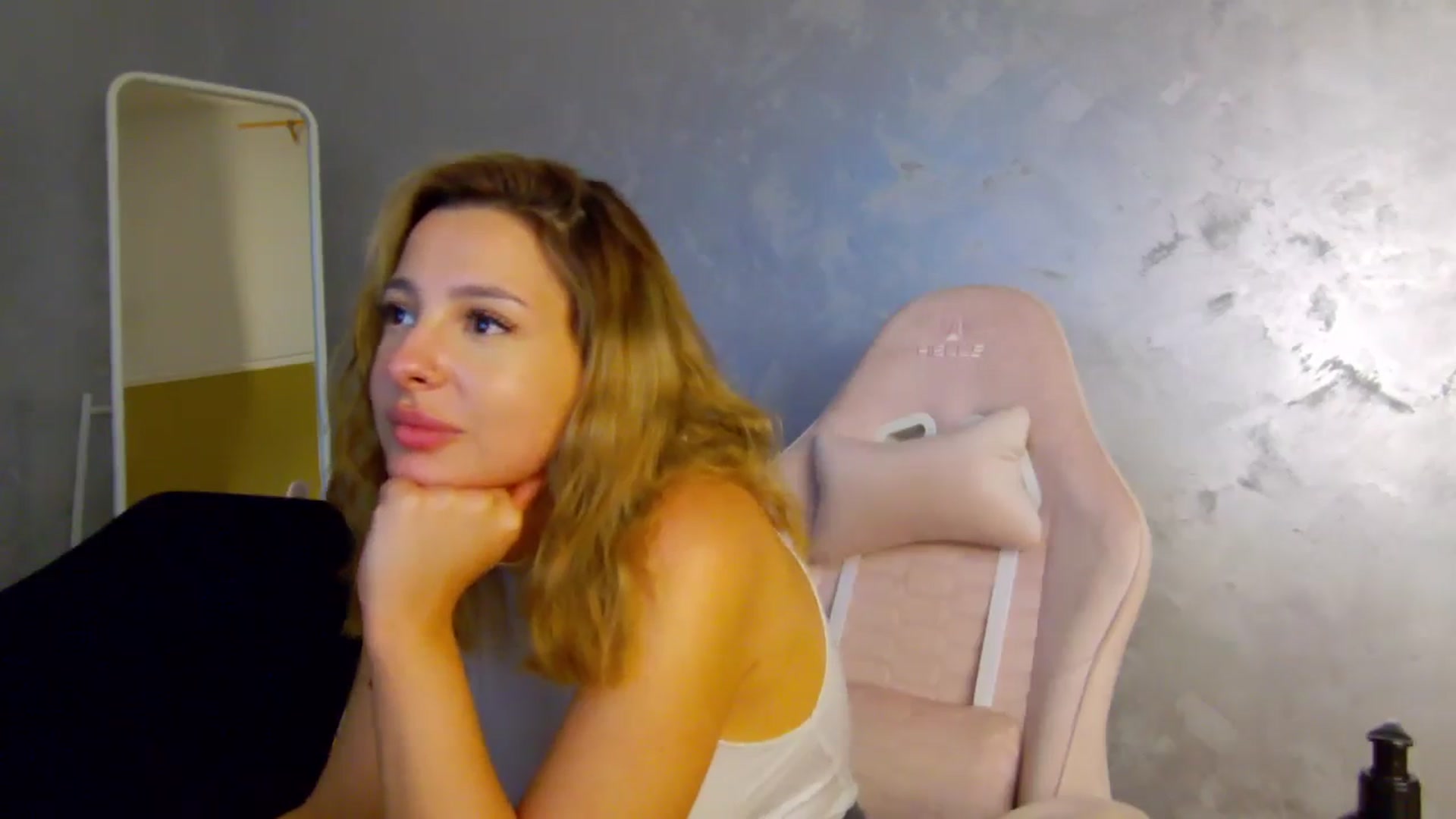 Gallery image thumbnail from MelisRoom's myfreecams stream on, 07/01/2025, 19:10 image 16 of 20