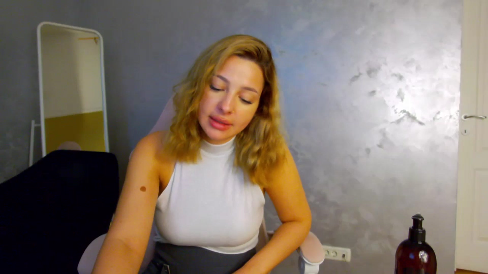 Gallery image thumbnail from MelisRoom's myfreecams stream on, 07/01/2025, 19:10 image 3 of 20