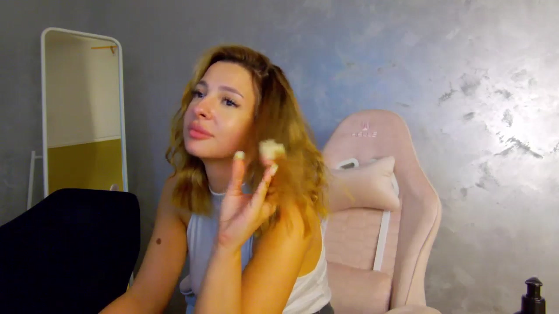 Gallery image thumbnail from MelisRoom's myfreecams stream on, 07/01/2025, 19:10 image 17 of 20