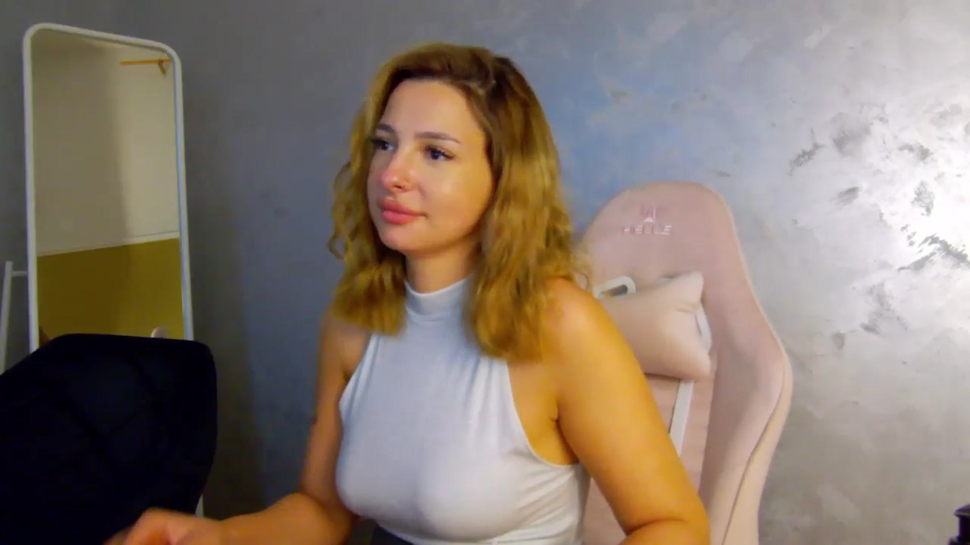 Gallery image thumbnail from MelisRoom's myfreecams stream on, 07/01/2025, 19:10 image 10 of 20
