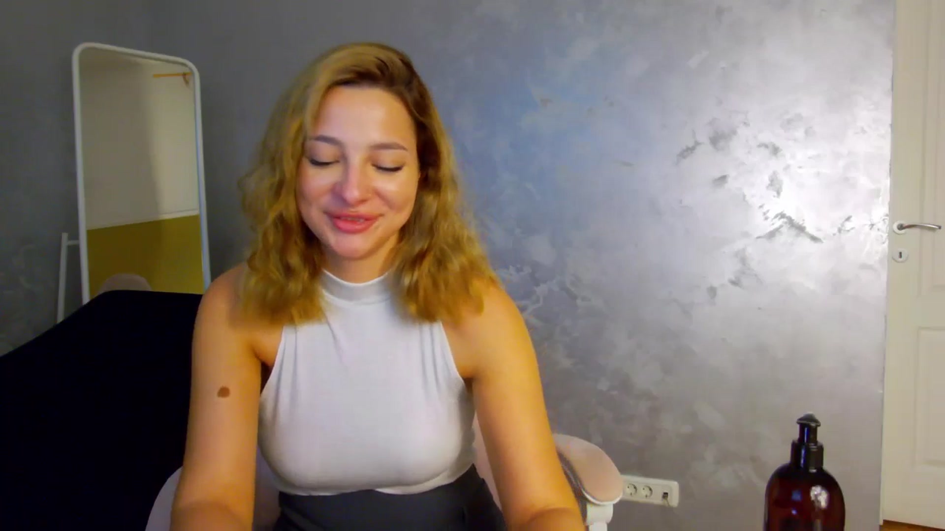 Gallery image thumbnail from MelisRoom's myfreecams stream on, 07/01/2025, 19:10 image 2 of 20