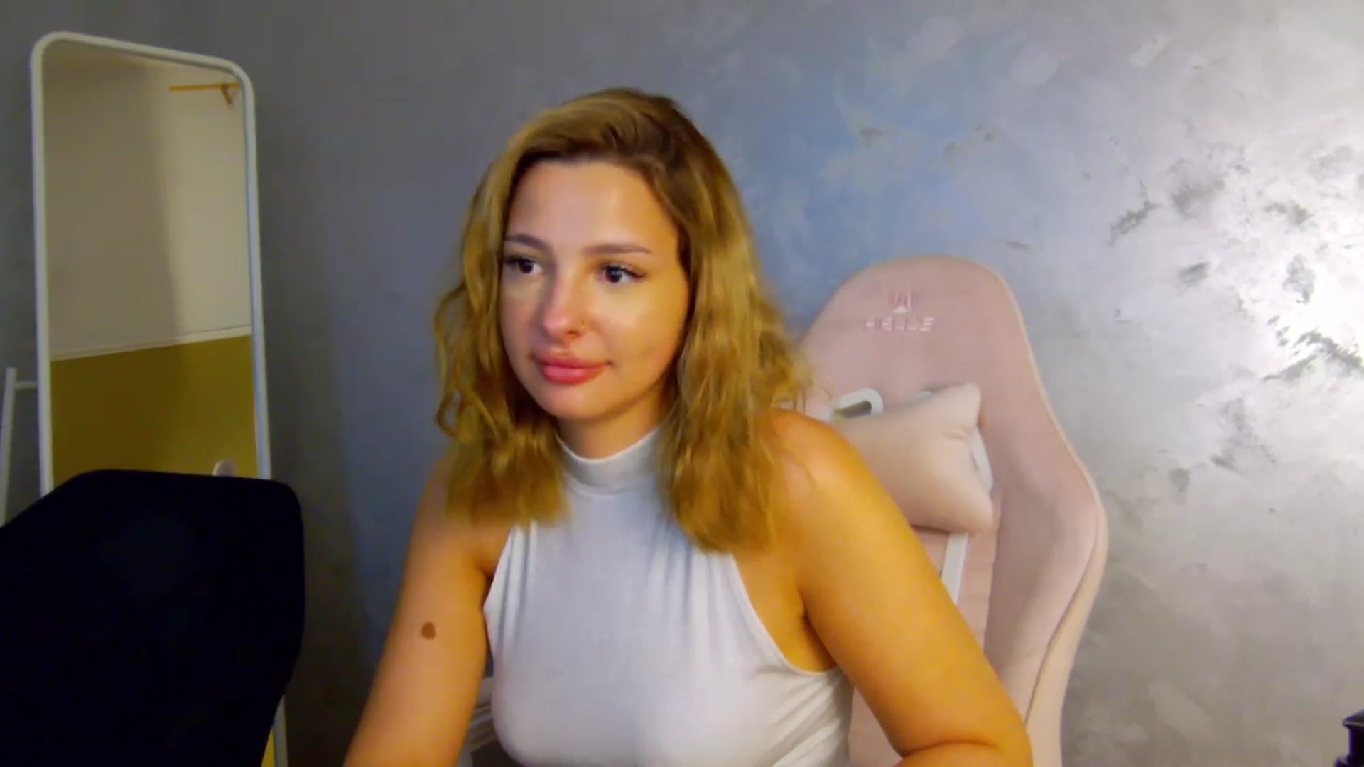 Gallery image thumbnail from MelisRoom's myfreecams stream on, 07/01/2025, 19:10 image 13 of 20