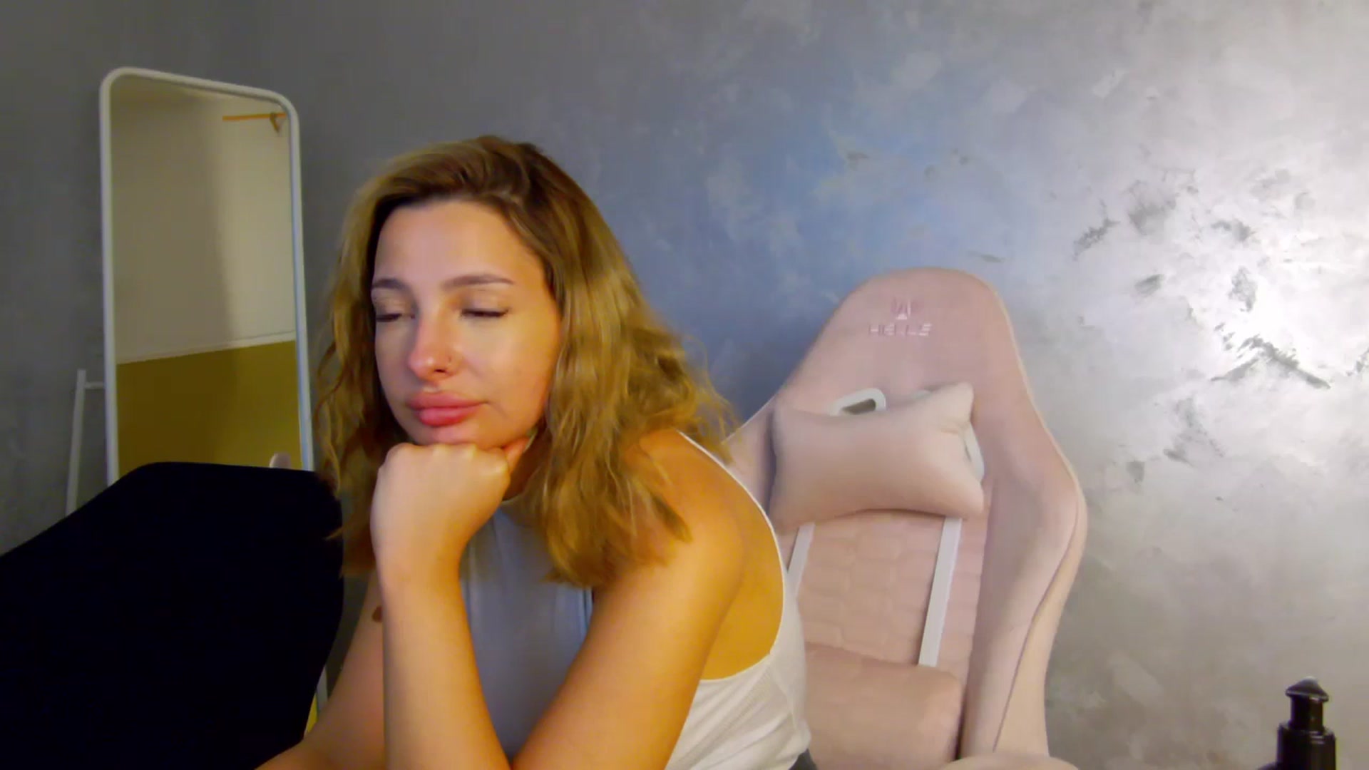 Gallery image thumbnail from MelisRoom's myfreecams stream on, 07/01/2025, 19:10 image 15 of 20