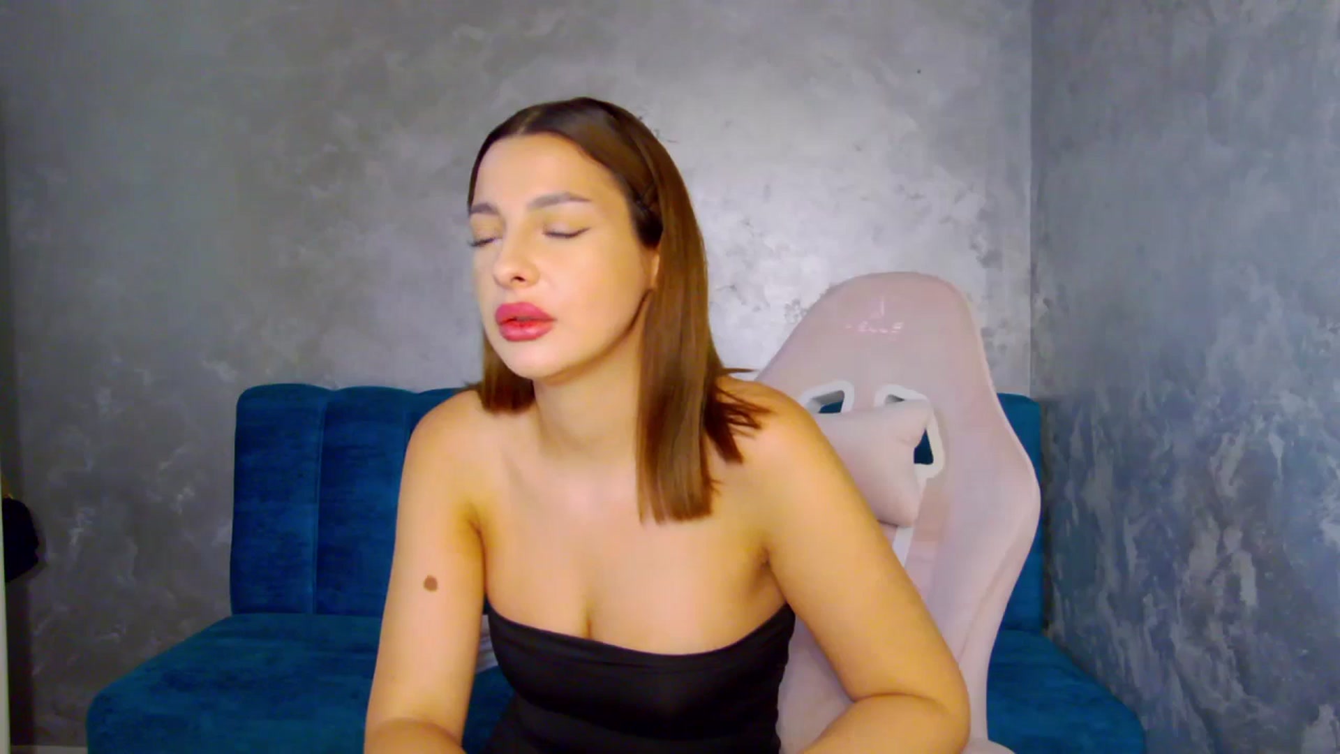 Gallery image thumbnail from MelisRoom's myfreecams stream on, 07/19/2025, 15:50 image 15 of 20