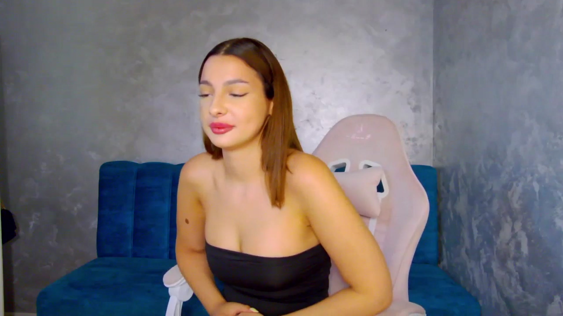 Gallery image thumbnail from MelisRoom's myfreecams stream on, 07/19/2025, 15:50 image 13 of 20