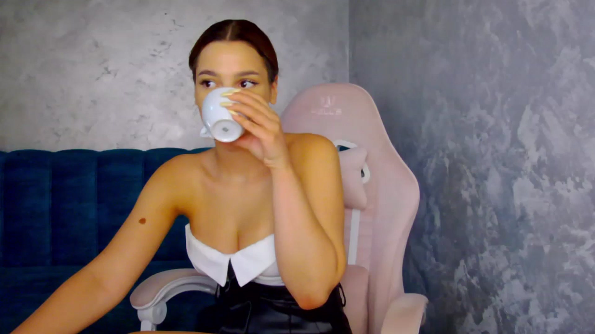 Gallery image thumbnail from MelisRoom's myfreecams stream on, 07/22/2025, 16:23 image 16 of 20