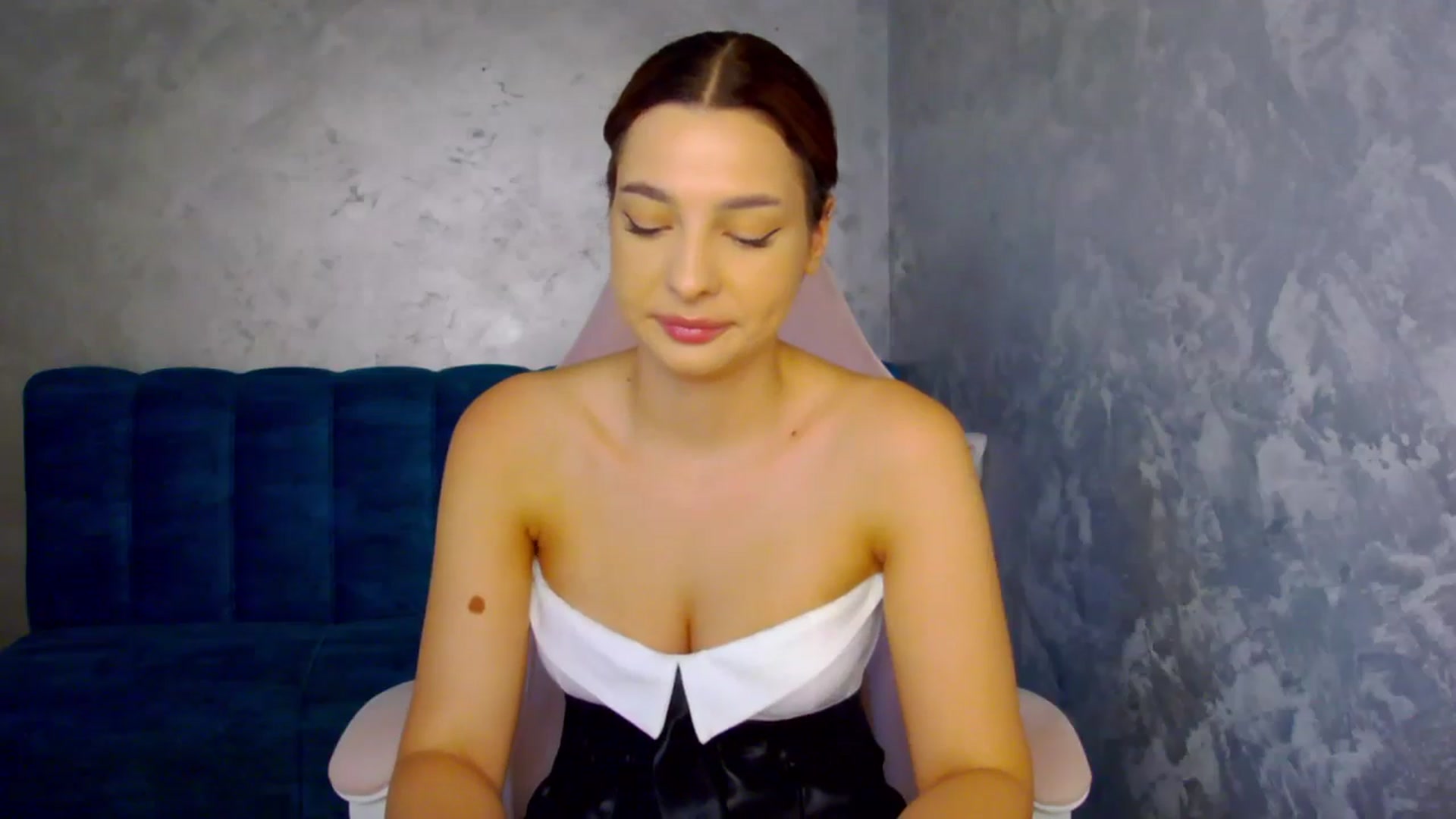 Gallery image thumbnail from MelisRoom's myfreecams stream on, 07/22/2025, 16:23 image 6 of 20