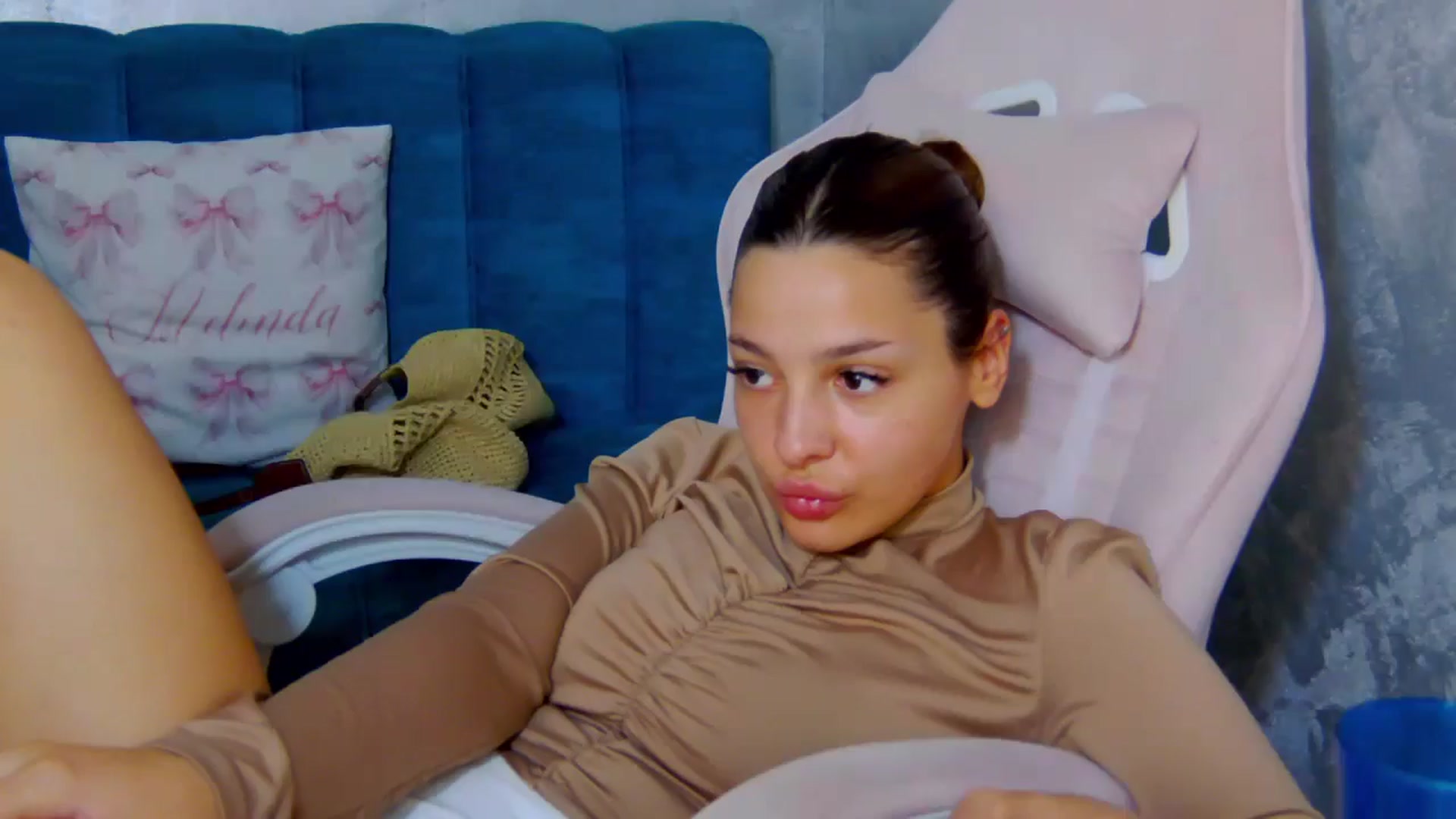 Gallery image thumbnail from MelisRoom's myfreecams stream on, 08/01/2025, 19:22 image 15 of 20