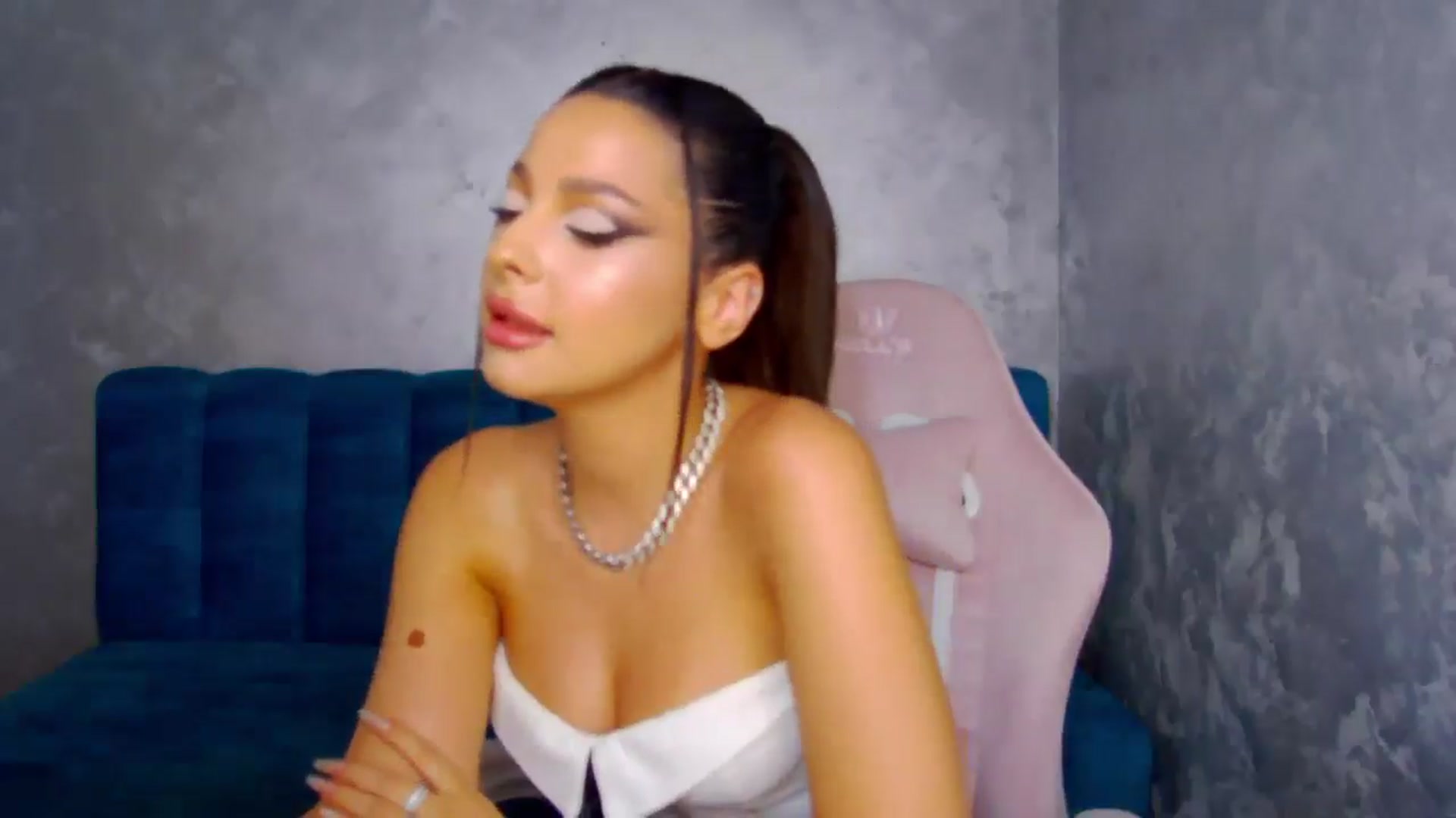 Gallery image thumbnail from MelisRoom's myfreecams stream on, 08/07/2025, 15:40 image 9 of 20