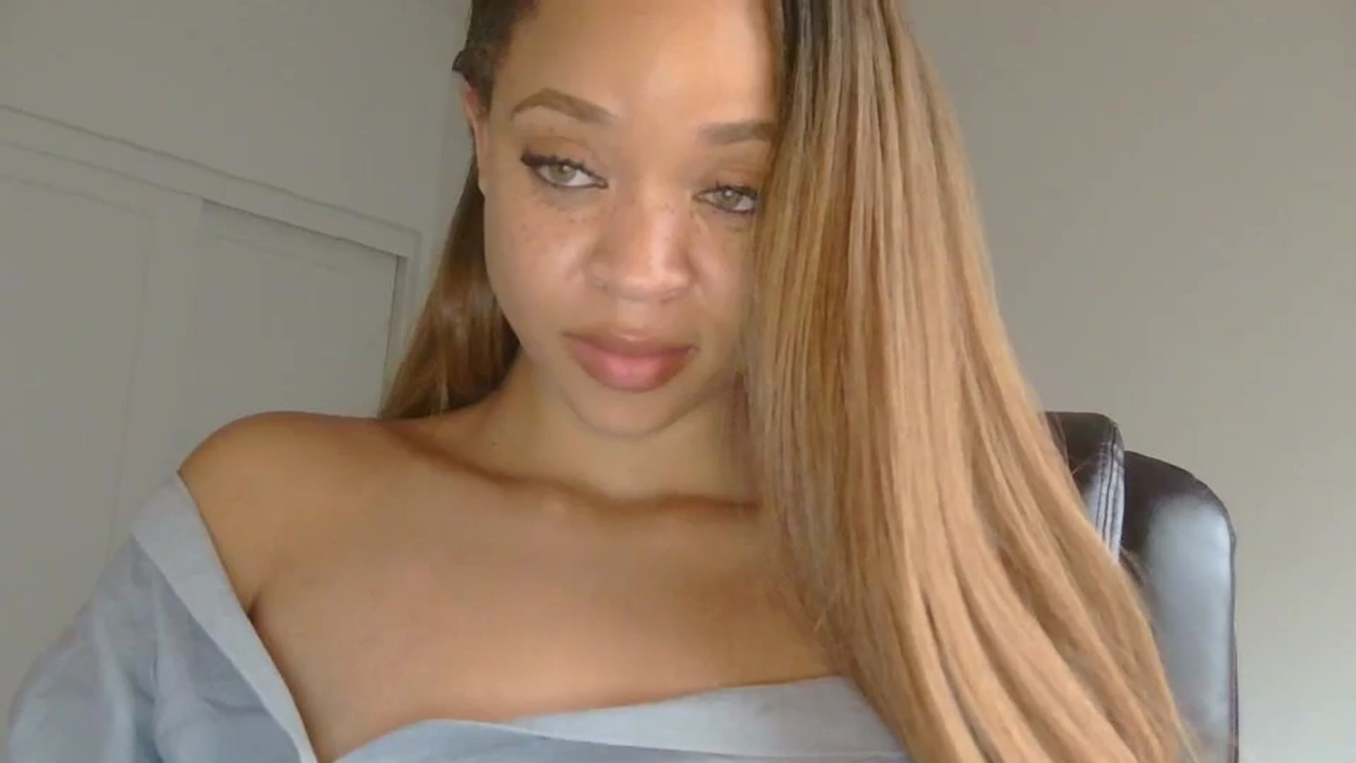 Gallery image thumbnail from MelissaGee's myfreecams stream on, 09/19/2025, 24:53 image 10 of 20