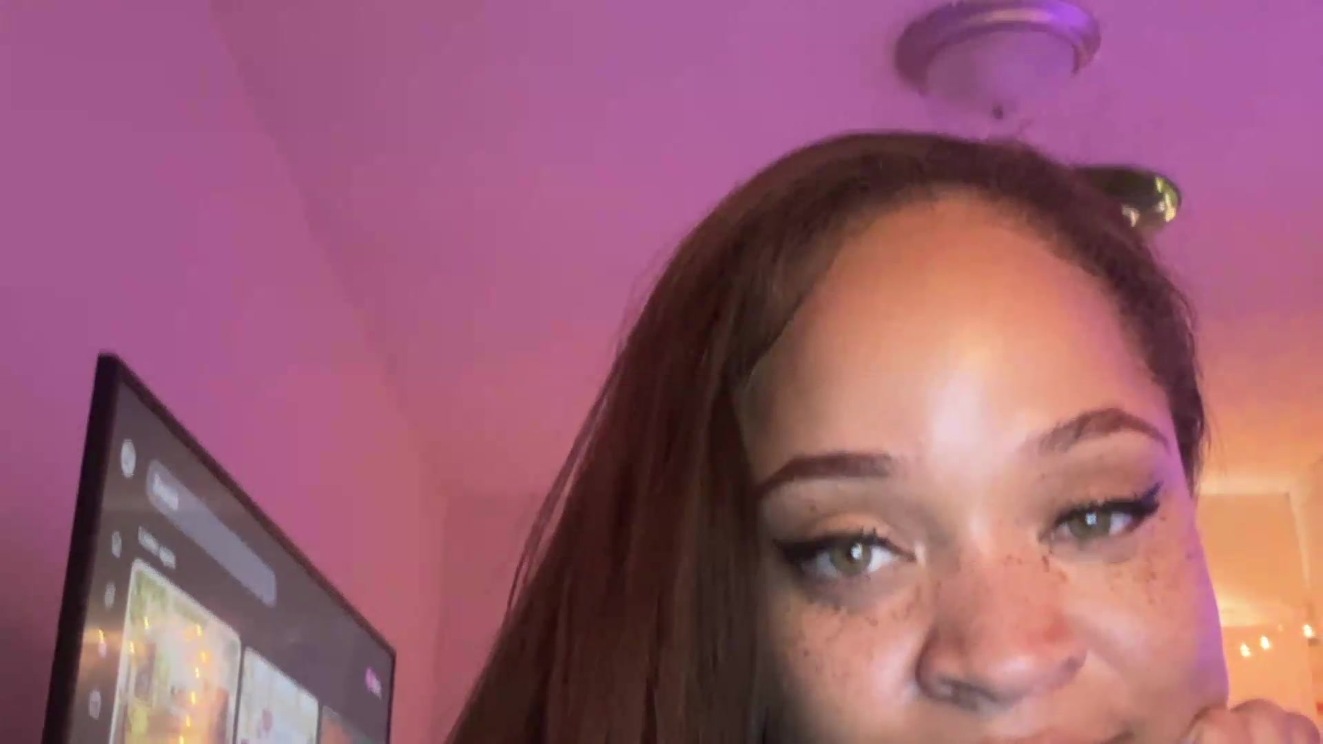 Gallery image thumbnail from MelissaGee's myfreecams stream on, 09/11/2026, 21:09 image 19 of 20