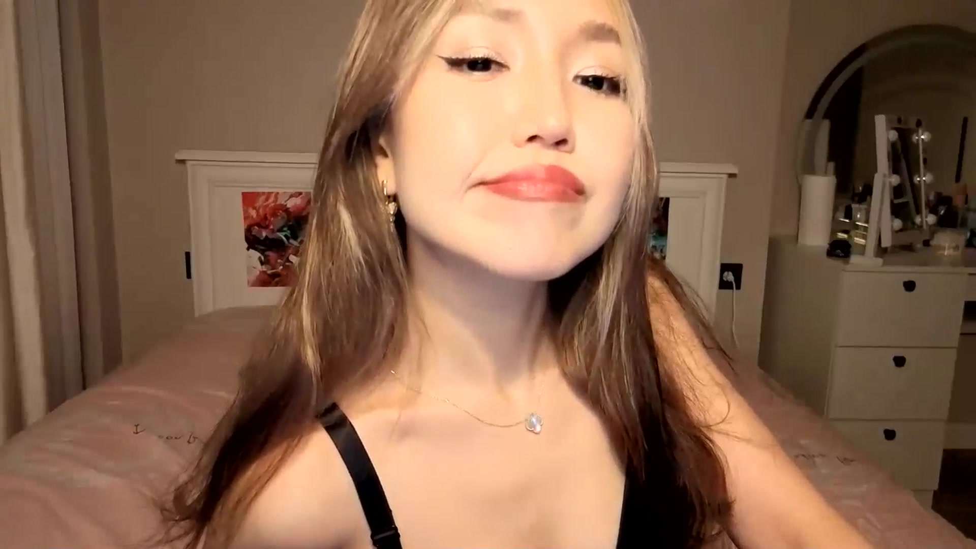 Gallery image thumbnail from Mellifluous_'s myfreecams stream on, 10/19/2025, 08:11 image 18 of 20
