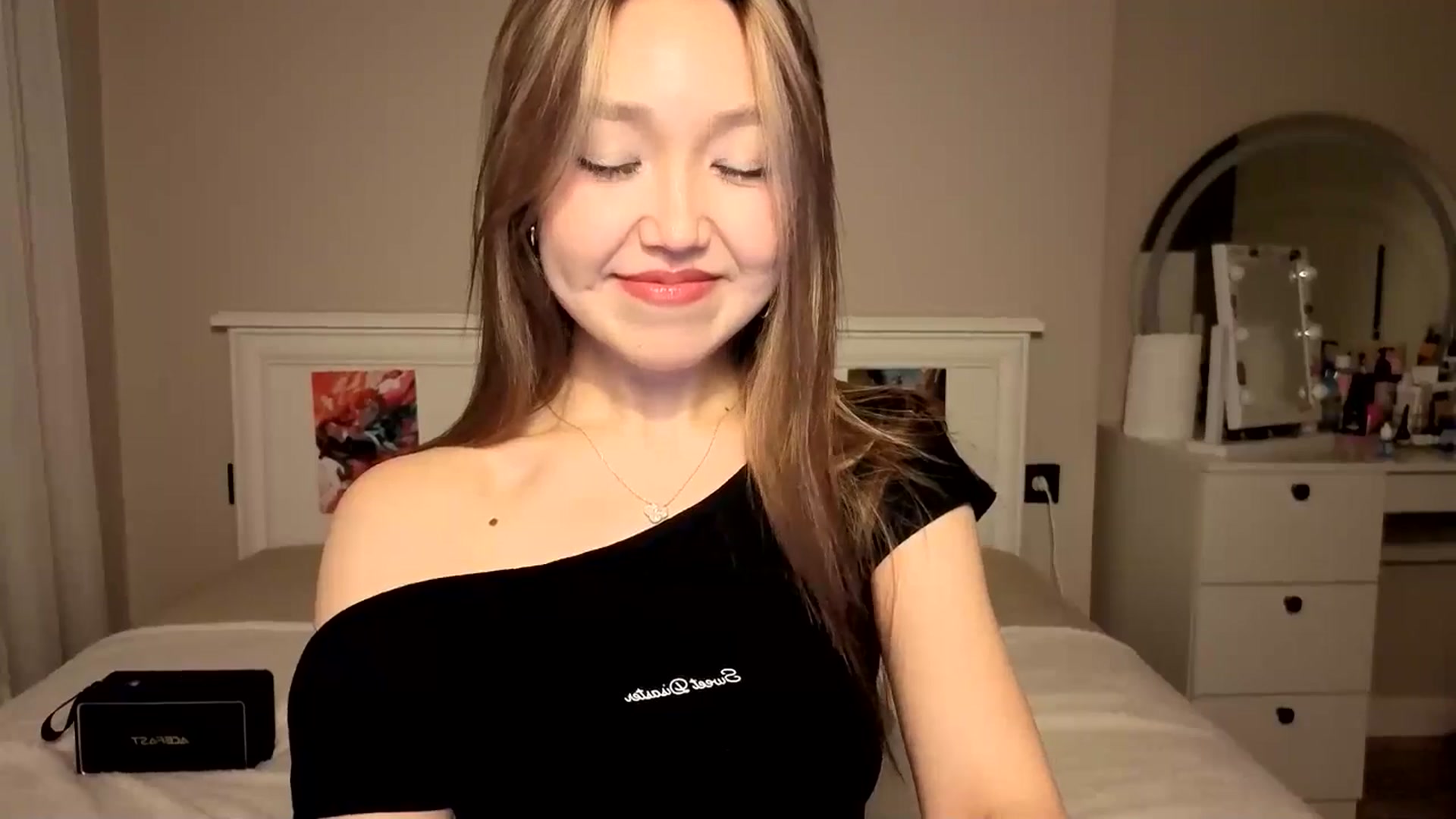 Gallery image thumbnail from Mellifluous_'s myfreecams stream on, 11/13/2025, 08:10 image 10 of 20