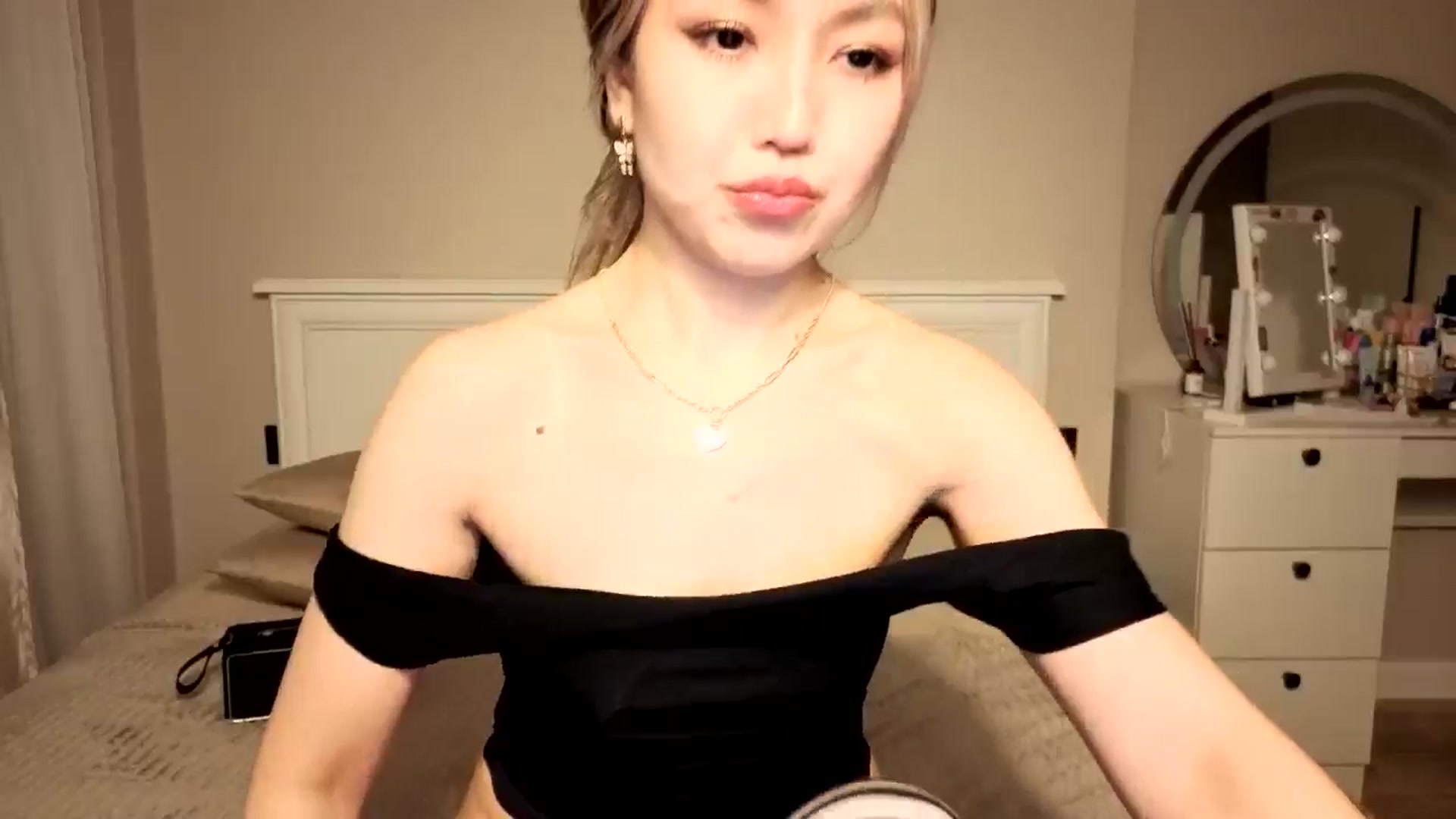 Gallery image thumbnail from Mellifluous_'s myfreecams stream on, 12/28/2025, 08:16 image 14 of 20