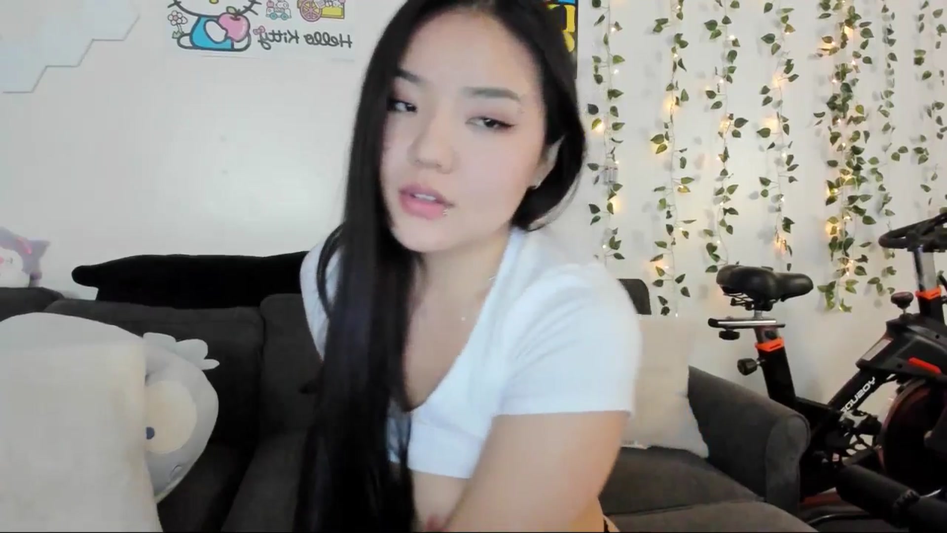 Gallery image thumbnail from Melody__K's myfreecams stream on, 12/15/2024, 10:25 image 14 of 20