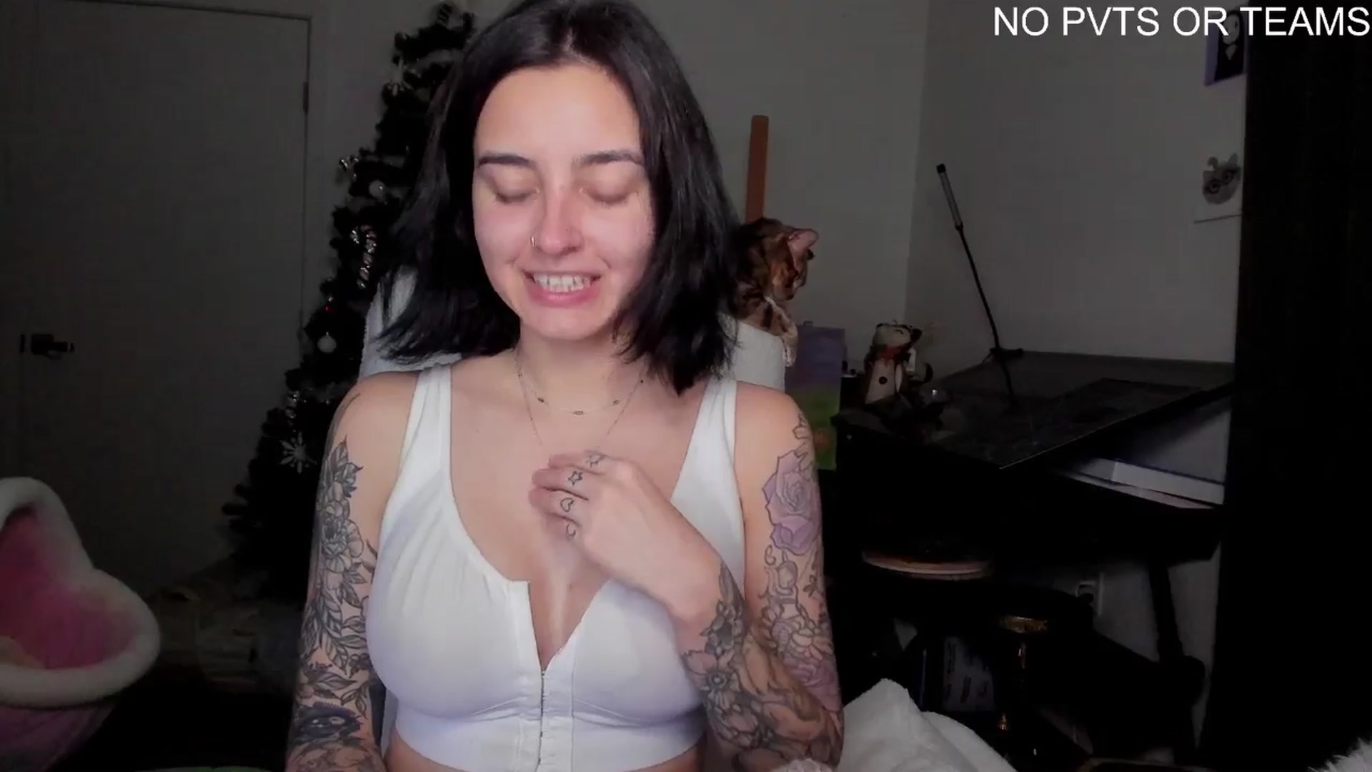 Gallery image thumbnail from Melon's myfreecams stream on, 12/23/2025, 04:15 image 16 of 20