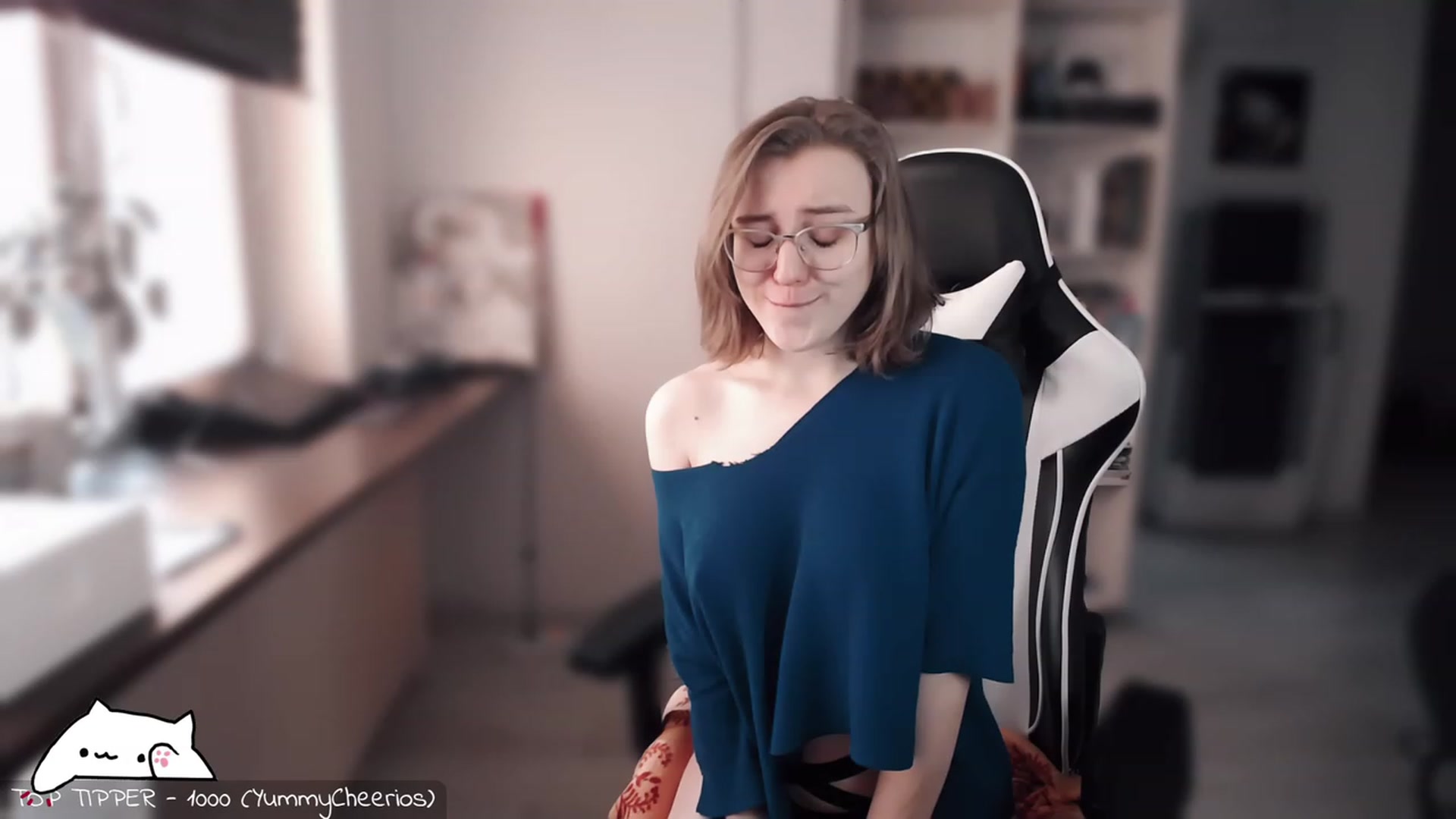 Gallery image thumbnail from Meowlexx's myfreecams stream on, 04/15/2023, 07:01 image 13 of 20