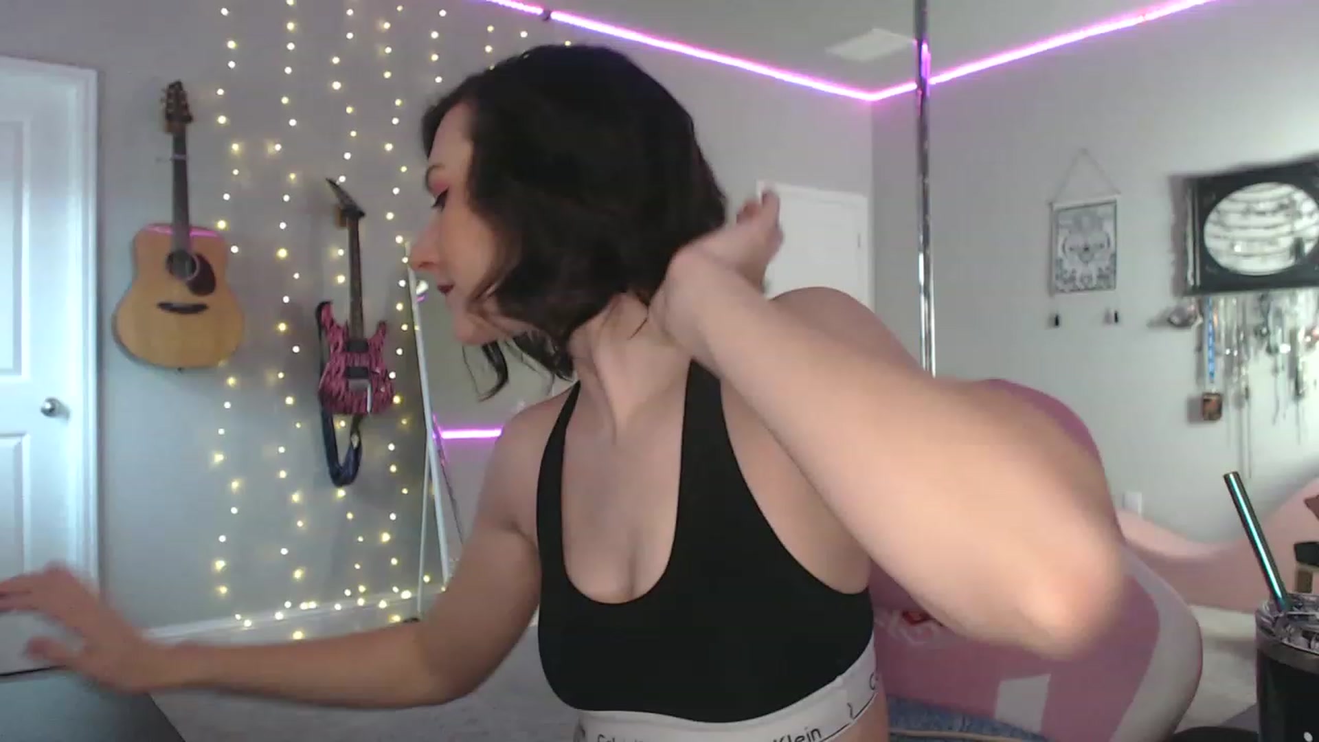 Gallery image thumbnail from MeredithBae's myfreecams stream on, 12/12/2022, 22:00 image 3 of 20