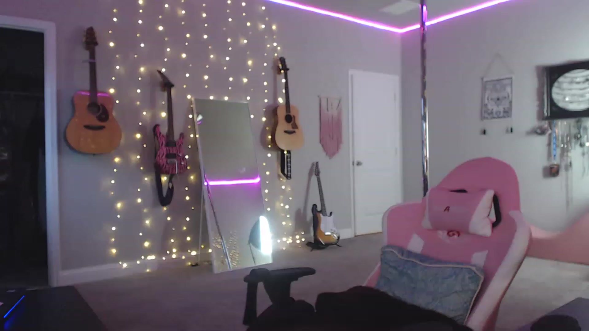 Gallery image thumbnail from MeredithBae's myfreecams stream on, 12/16/2022, 23:28 image 9 of 20