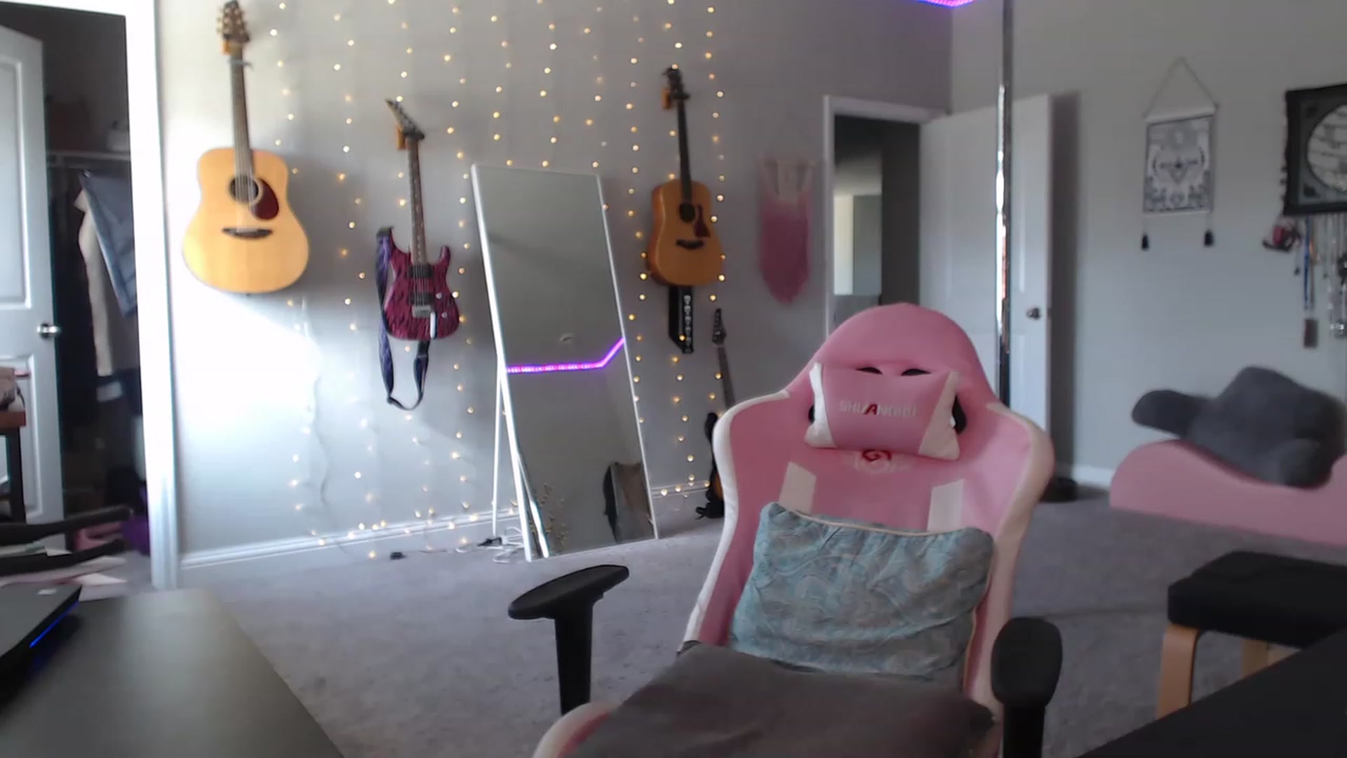 Gallery image thumbnail from MeredithBae's myfreecams stream on, 07/18/2023, 17:17 image 2 of 20