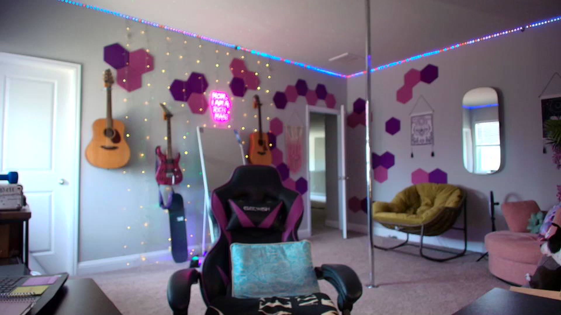 Gallery image thumbnail from MeredithBae's myfreecams stream on, 09/03/2025, 21:36 image 17 of 20