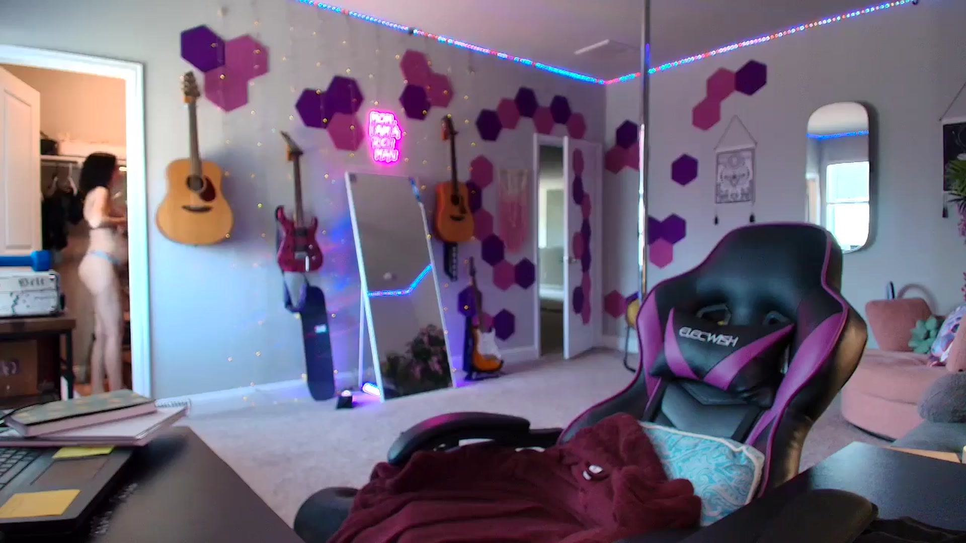 Gallery image thumbnail from MeredithBae's myfreecams stream on, 09/08/2025, 21:01 image 12 of 20