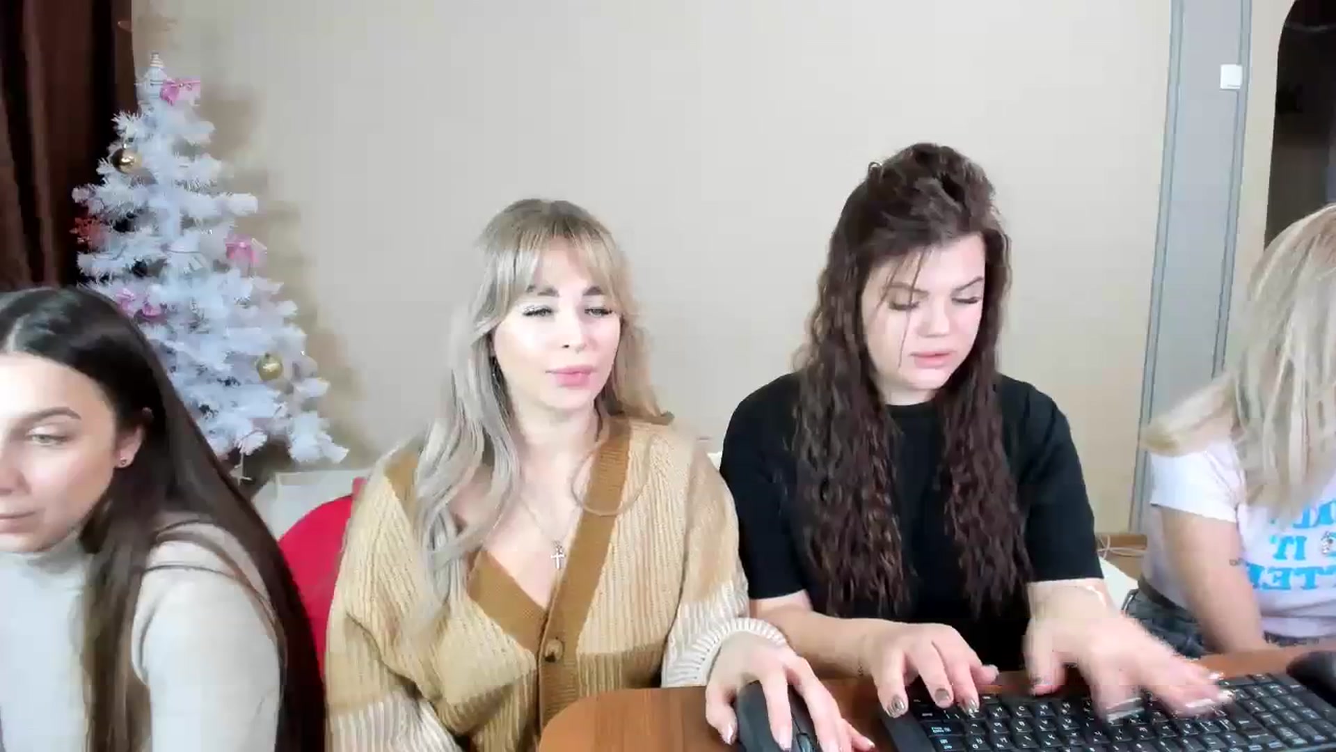 Gallery image thumbnail from MerlinStoun's myfreecams stream on, 12/31/2023, 10:55 image 5 of 20