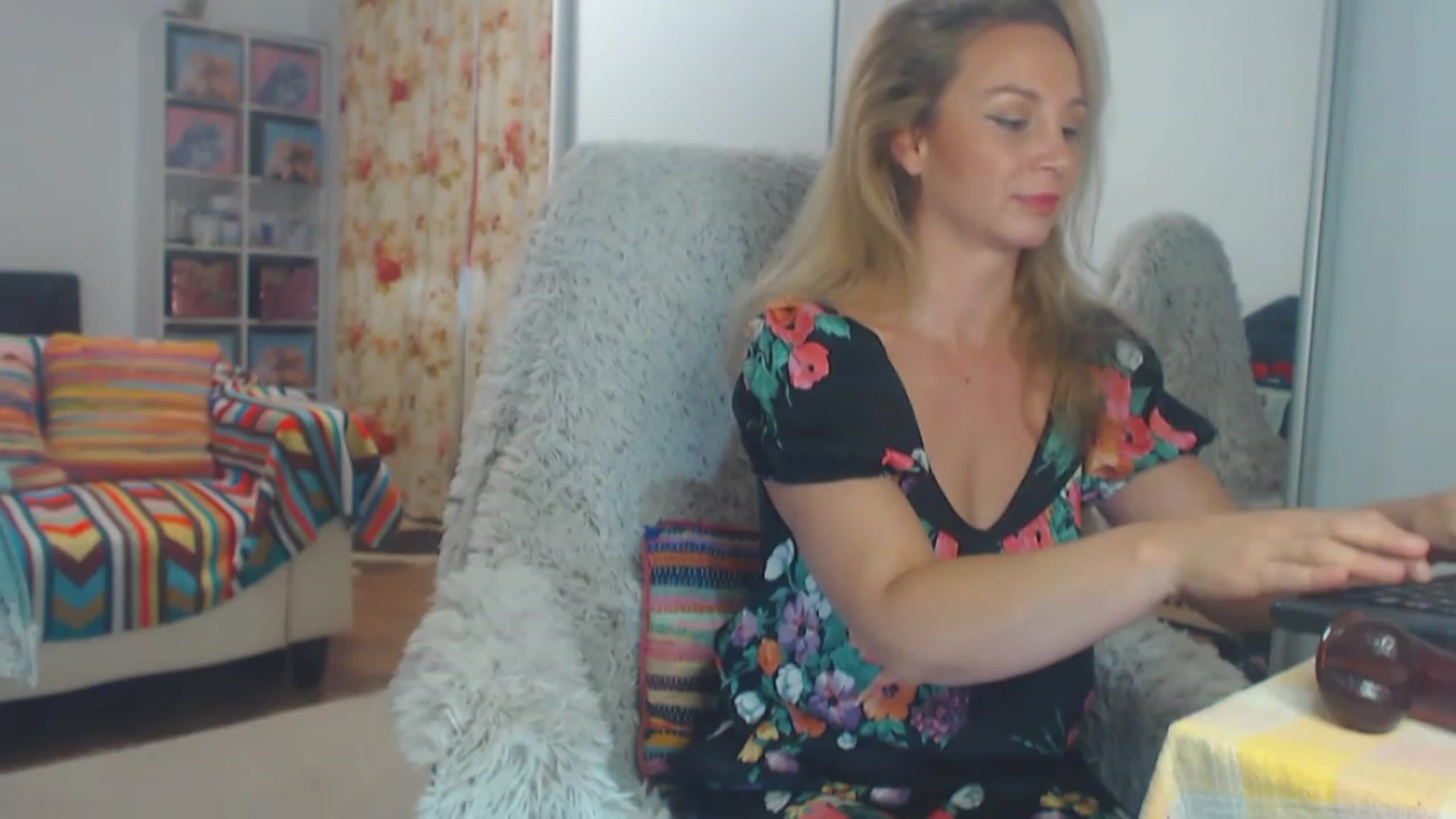 Gallery image thumbnail from Merlyn4u's myfreecams stream on, 03/27/2023, 14:06 image 6 of 20