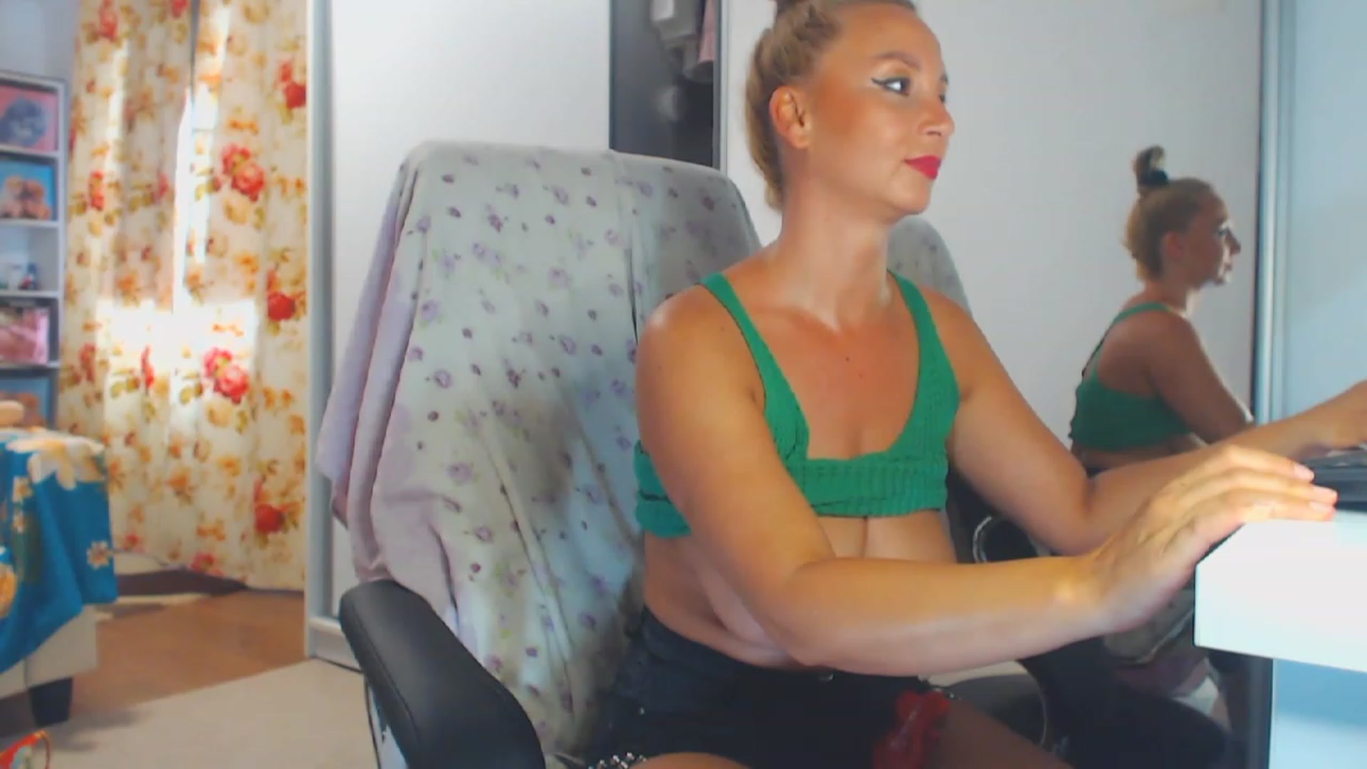 Gallery image thumbnail from Merlyn4u's myfreecams stream on, 07/10/2023, 13:47 image 2 of 20