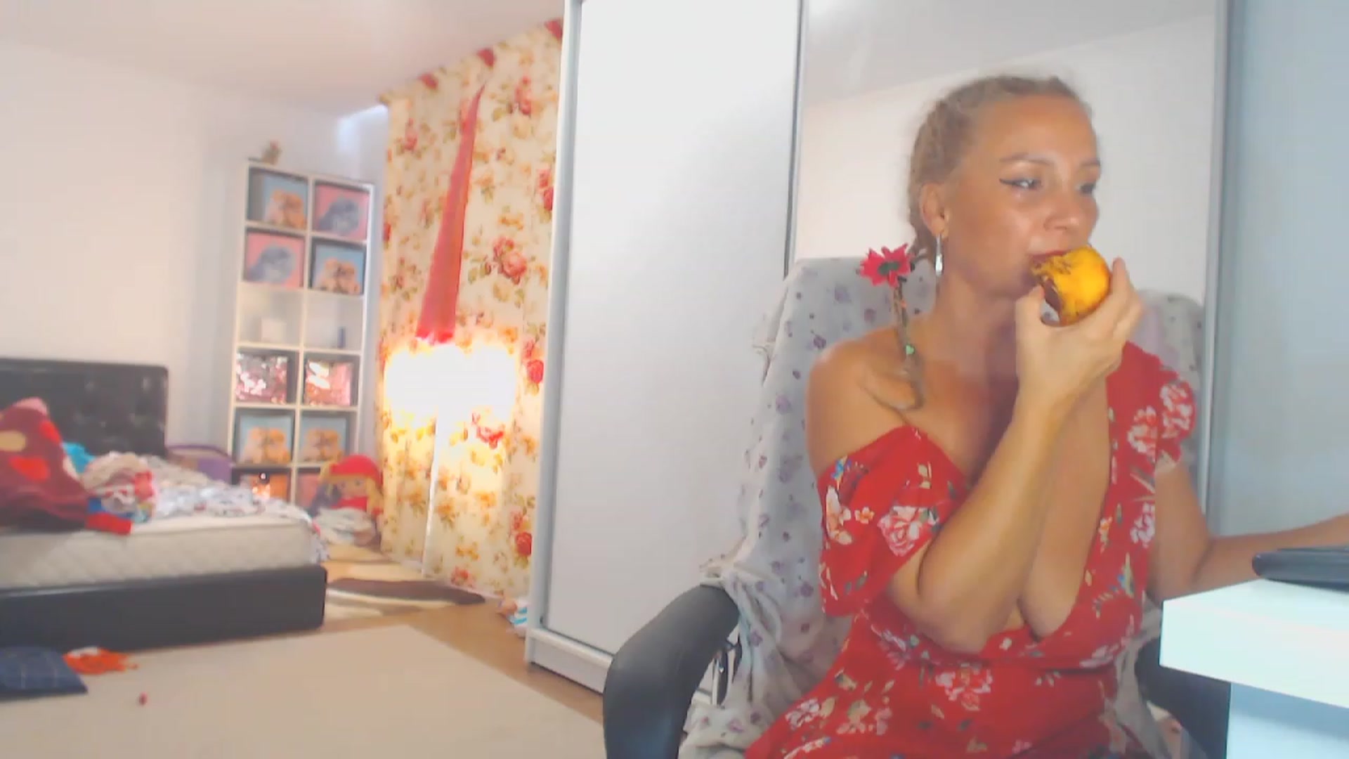 Gallery image thumbnail from Merlyn4u's myfreecams stream on, 08/08/2023, 13:35 image 4 of 20