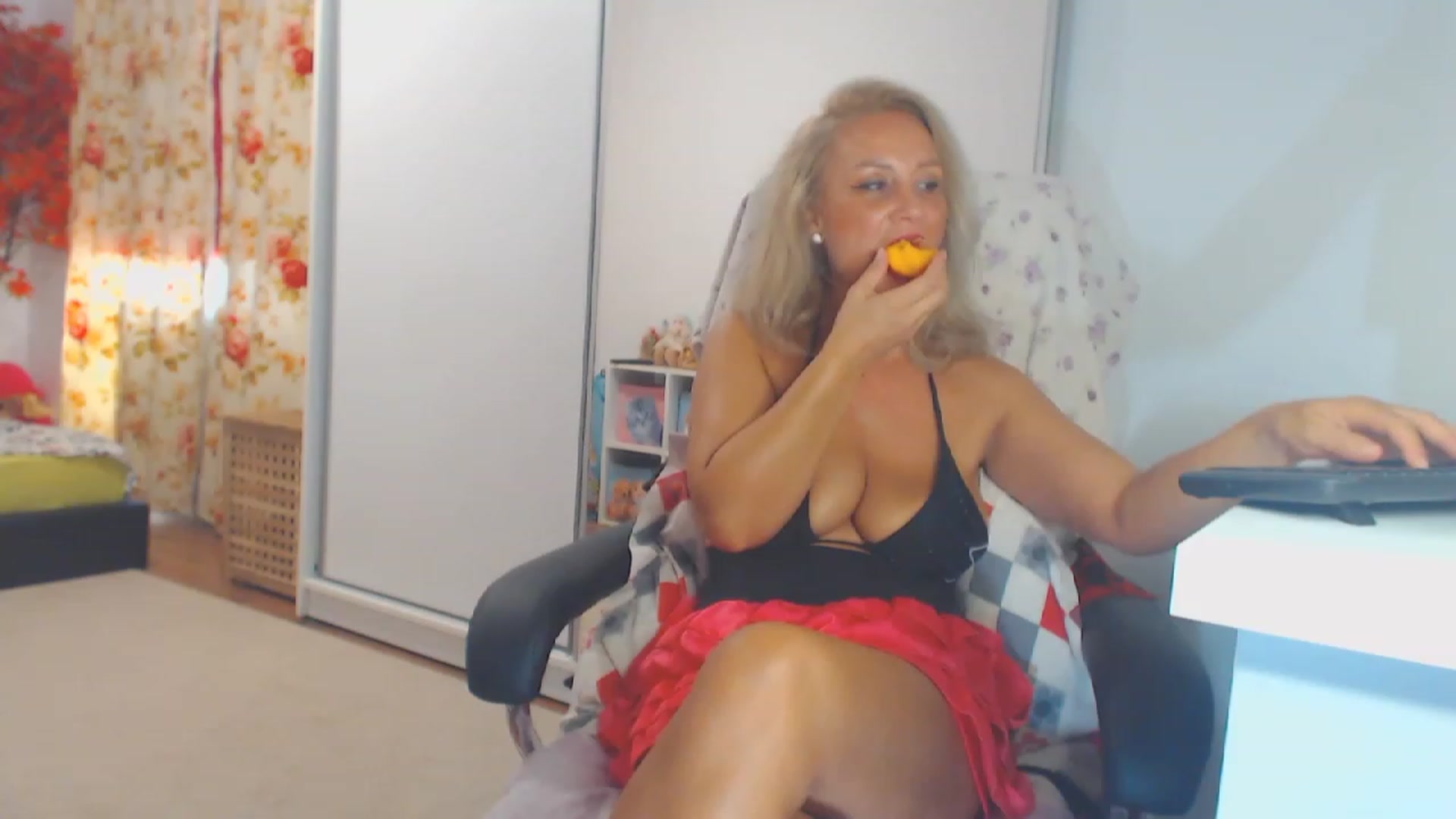 Gallery image thumbnail from Merlyn4u's myfreecams stream on, 08/20/2023, 12:10 image 16 of 20