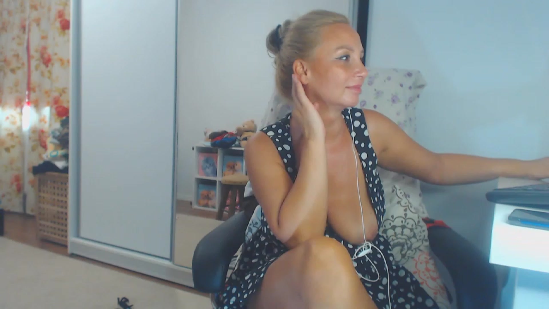 Gallery image thumbnail from Merlyn4u's myfreecams stream on, 08/30/2023, 13:20 image 16 of 20