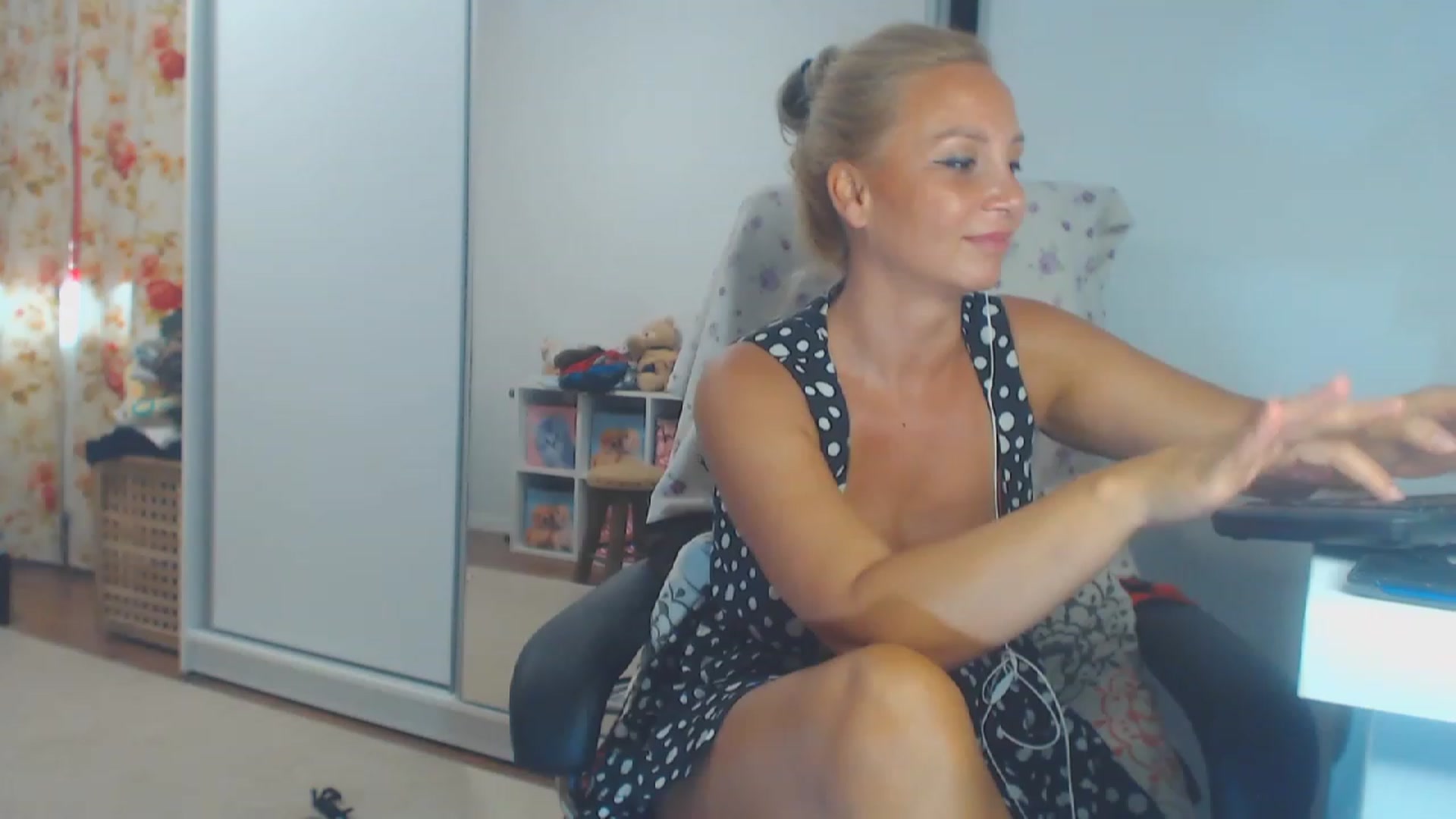 Gallery image thumbnail from Merlyn4u's myfreecams stream on, 08/30/2023, 13:20 image 20 of 20